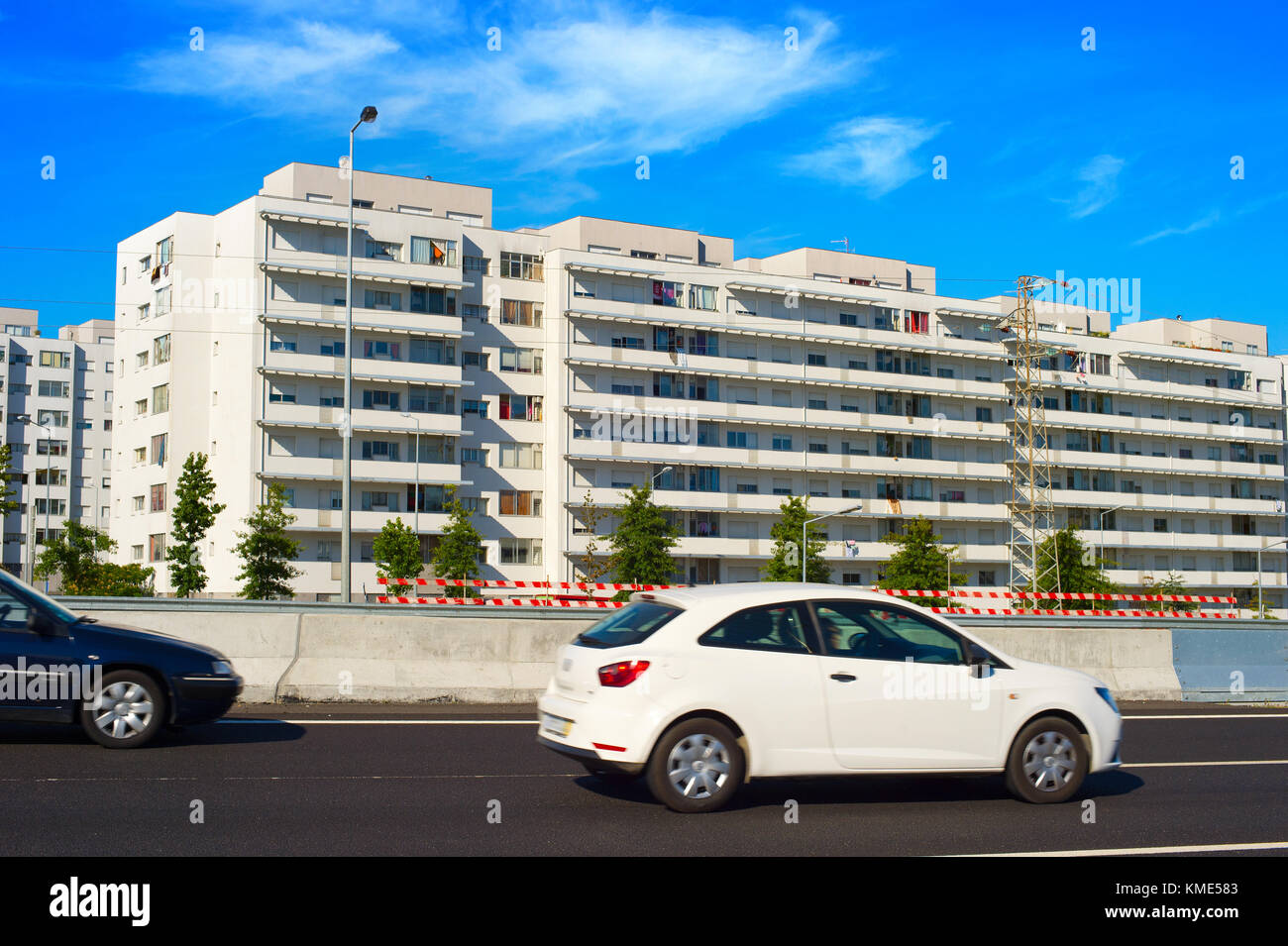 Die Autos auf dem Highway. Apartment Gebäude im Hintergrund. Portugal Stockfoto