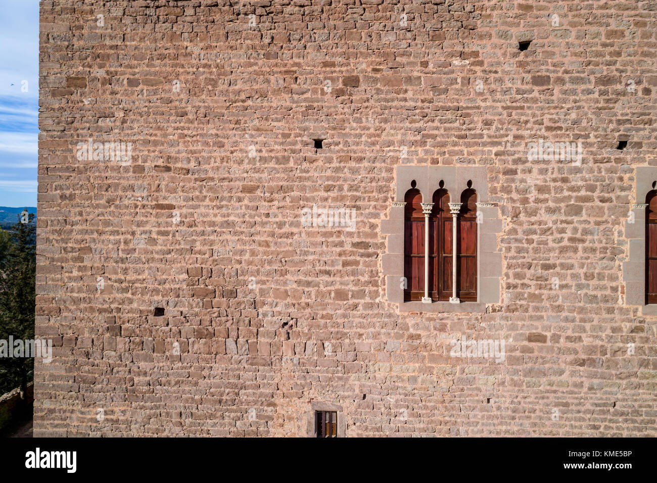 Luftaufnahme von balsareny Schloss, Stein an der Wand und Fenster, eine gotische Festung in 931 datiert und über einen Hügel in der Stadt Balsareny, Cataloni entfernt Stockfoto