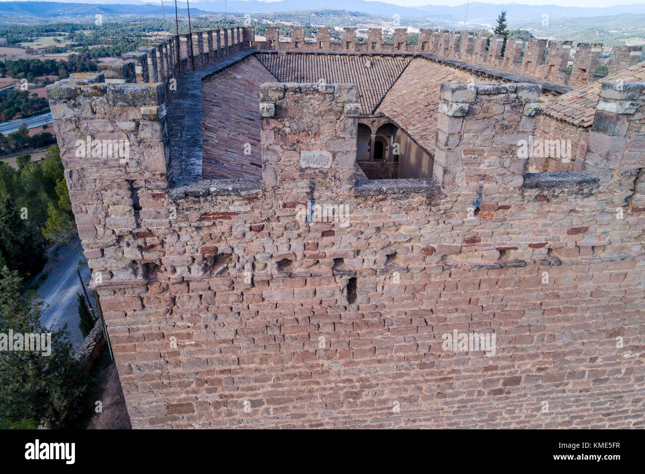Luftaufnahme von balsareny Burg, gotische Festung in 931 datiert und über einen Hügel in der Stadt Balsareny, Katalonien Stockfoto