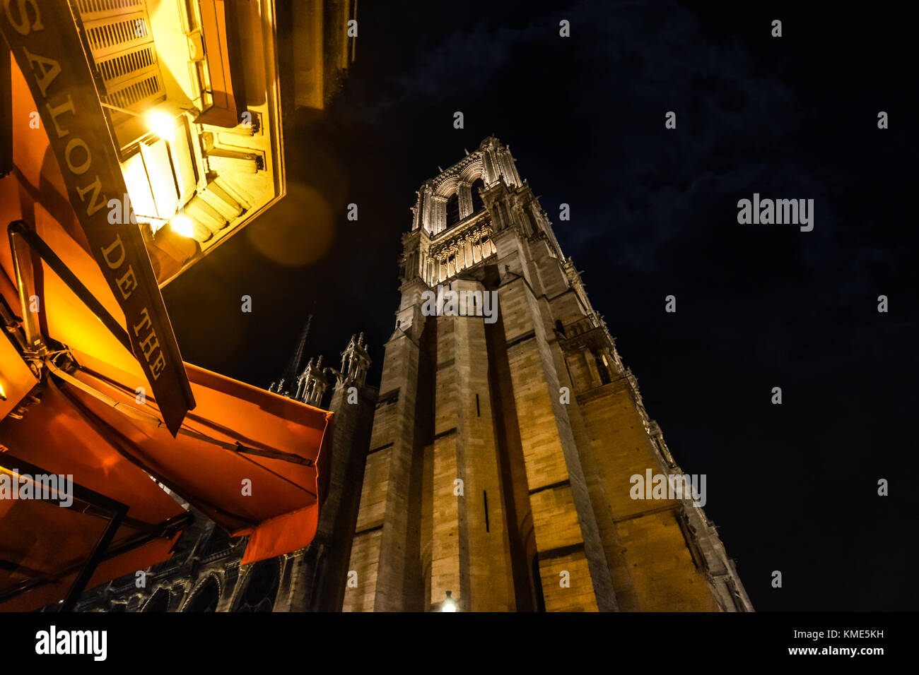Blick auf den Glockenturm der Kathedrale Notre Dame auf der Île de la Cité in Paris Frankreich während des Essens bis spät in die Nacht in einem Straßencafé Stockfoto