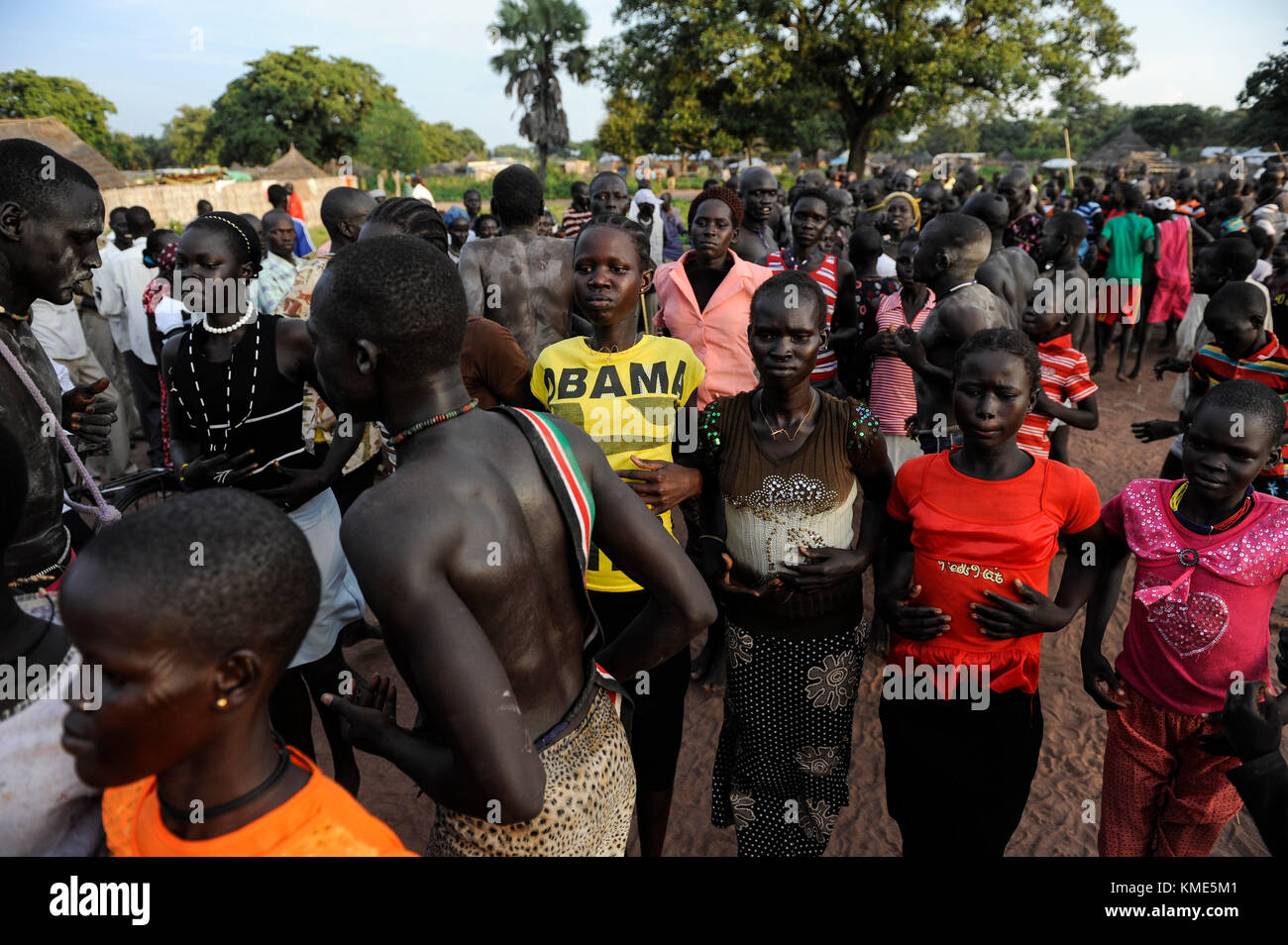 Der Süden des Sudan, Seen, Dorf Mapourdit, Dinka feiern Erntedankfest mit Tänzen, Frau mit Obama T-shirt/SÜD-SUDAN Bahr el Ghazal region, Lakes State, Dorf Mapourdit, Dinka feiern ein Erntedankfest mit traditionellen Taenzen Stockfoto