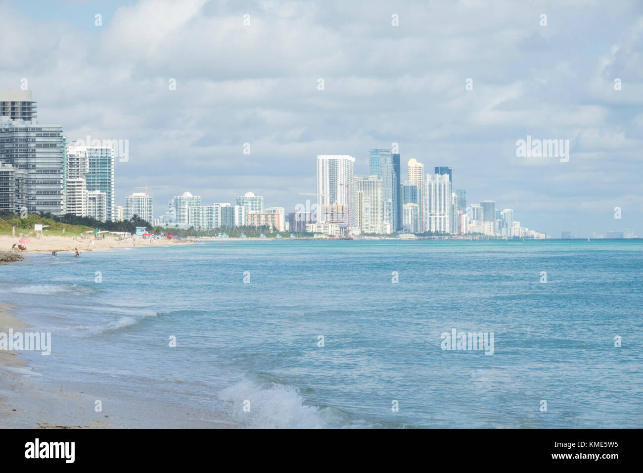 Wohnanlagen und Meer an der North Shore, Miami Beach, Florida Stockfoto