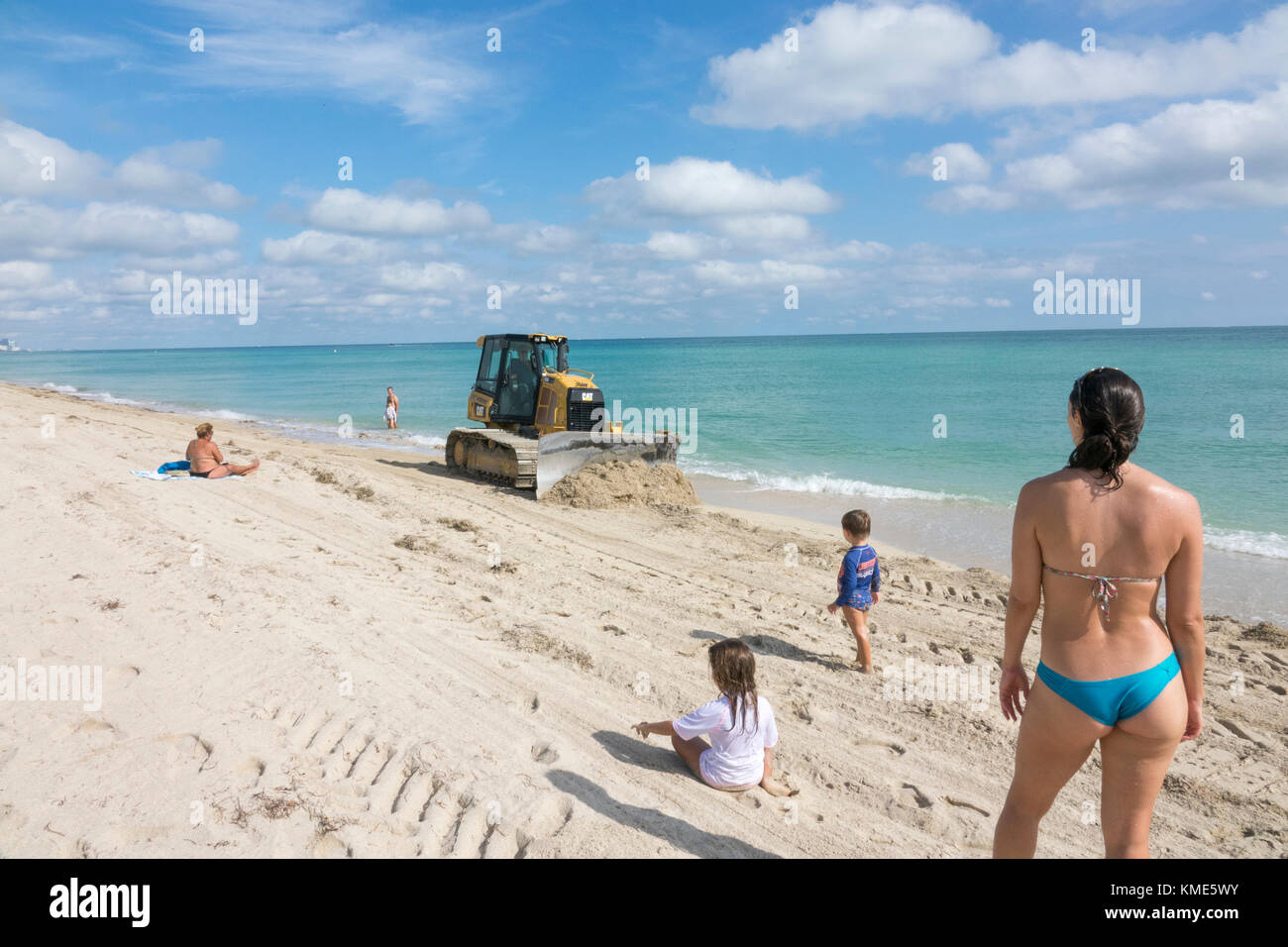 Bulldozer und Touristen am Strand im North Shore Open Space Park, Miami Beach, Florida Stockfoto