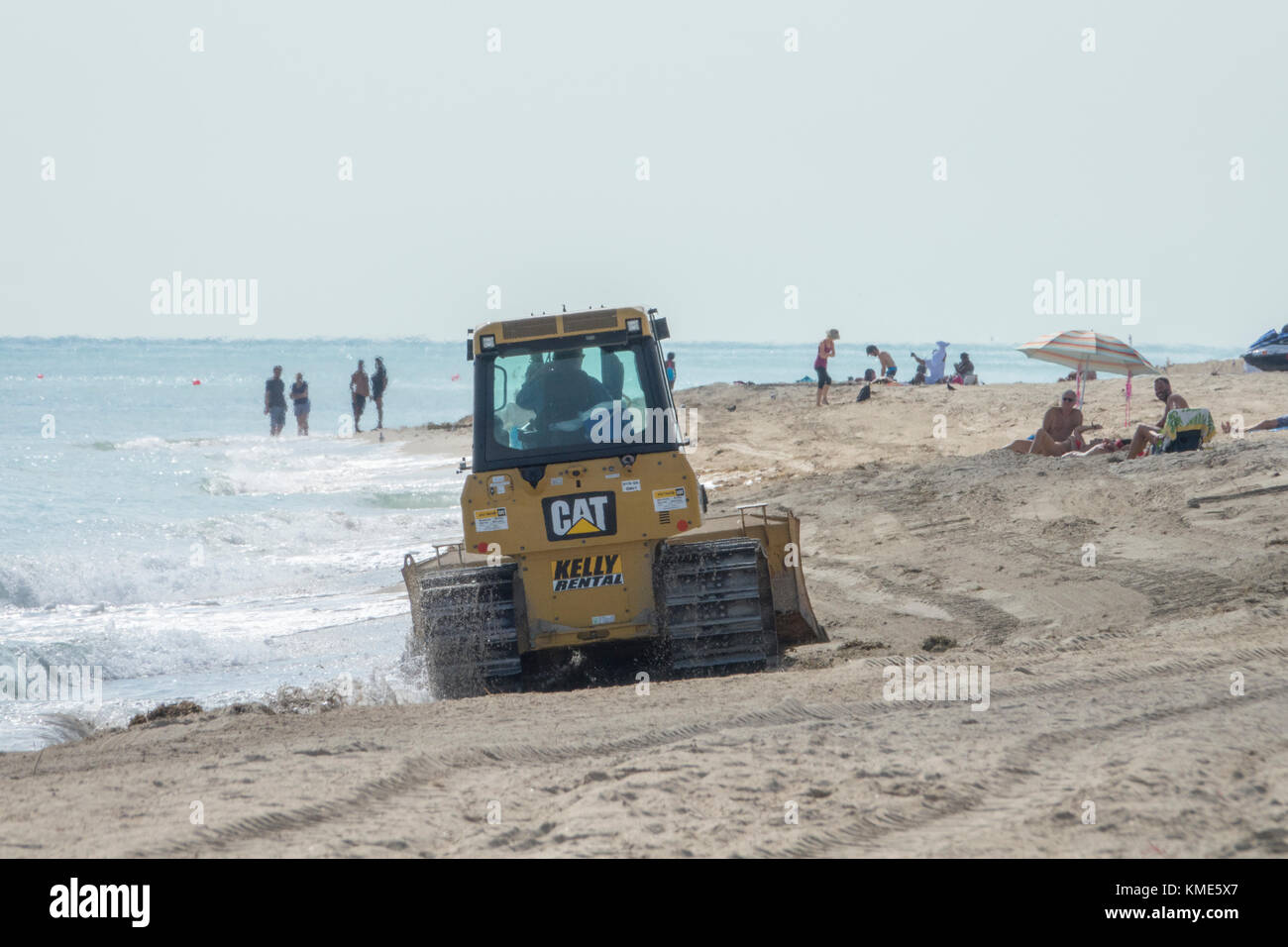 Bulldozer und Touristen am Strand im North Shore Open Space Park, Miami Beach, Florida Stockfoto