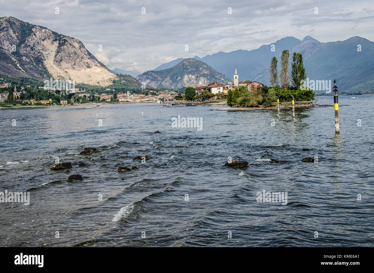 Die einzige der drei Borromäischen Inseln, die nicht durch die königliche Borromeo in Familienbesitz ist, liegt das bezaubernde und faszinierende Isola dei Pescatori. Stockfoto