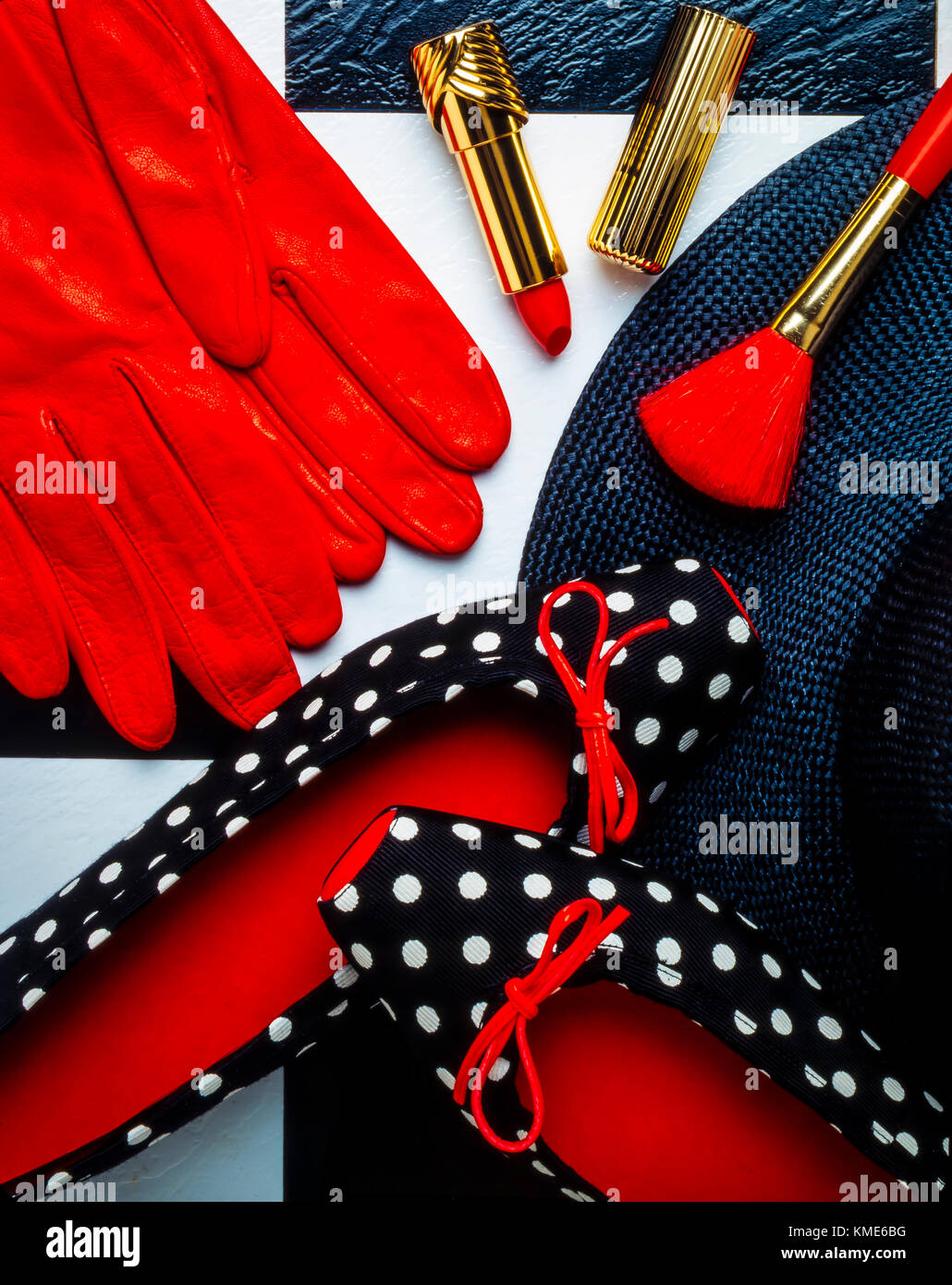 Rote Handschuhe und Schuhe Stockfoto