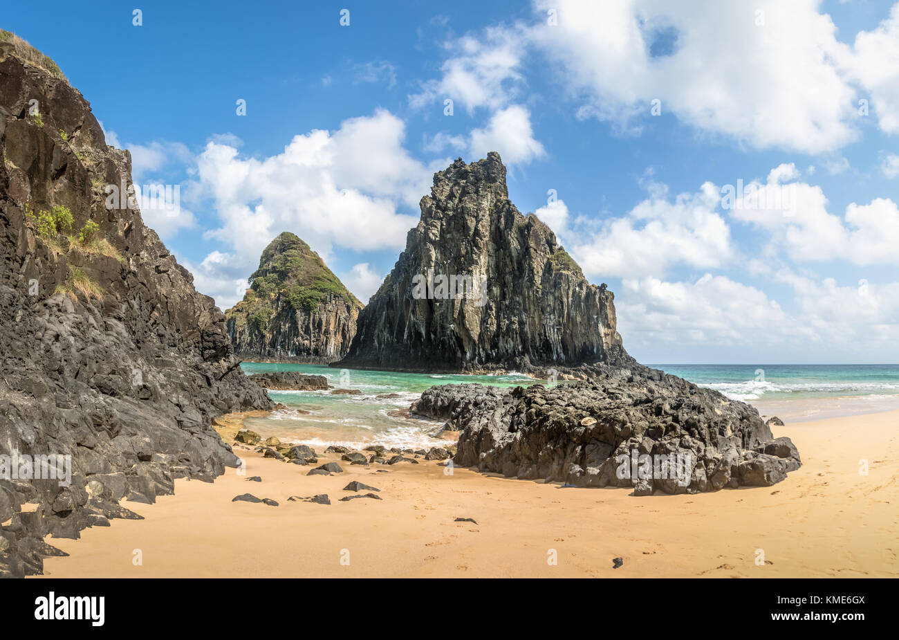 Morro Dois Irmaos an cacimba do padre Strand - Fernando de Noronha, Pernambuco, Brasilien Stockfoto