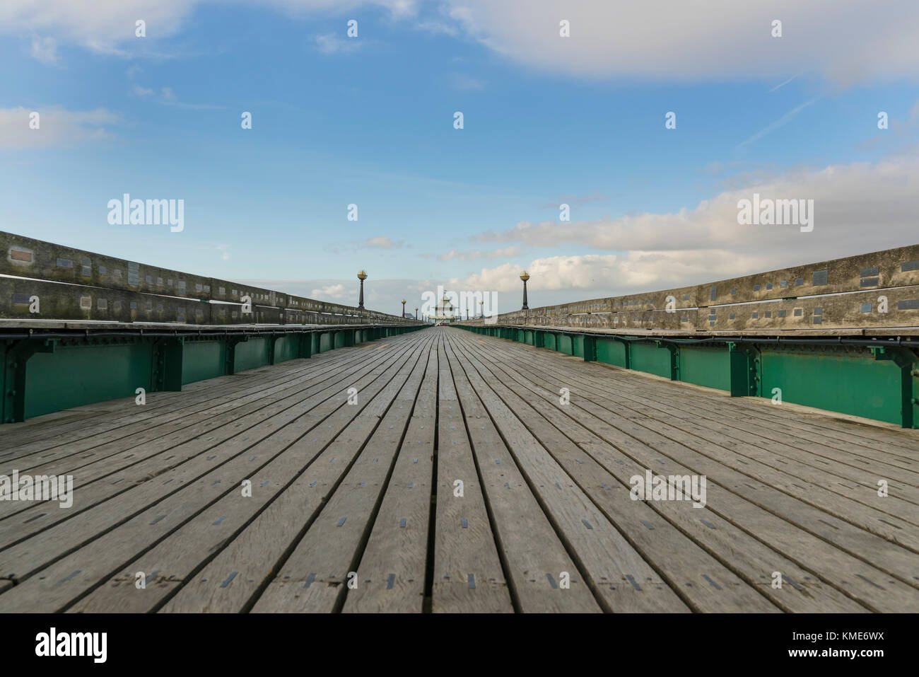 Blick hinunter vom viktorianischen Pier in Clevedon, Somerset, Großbritannien Stockfoto