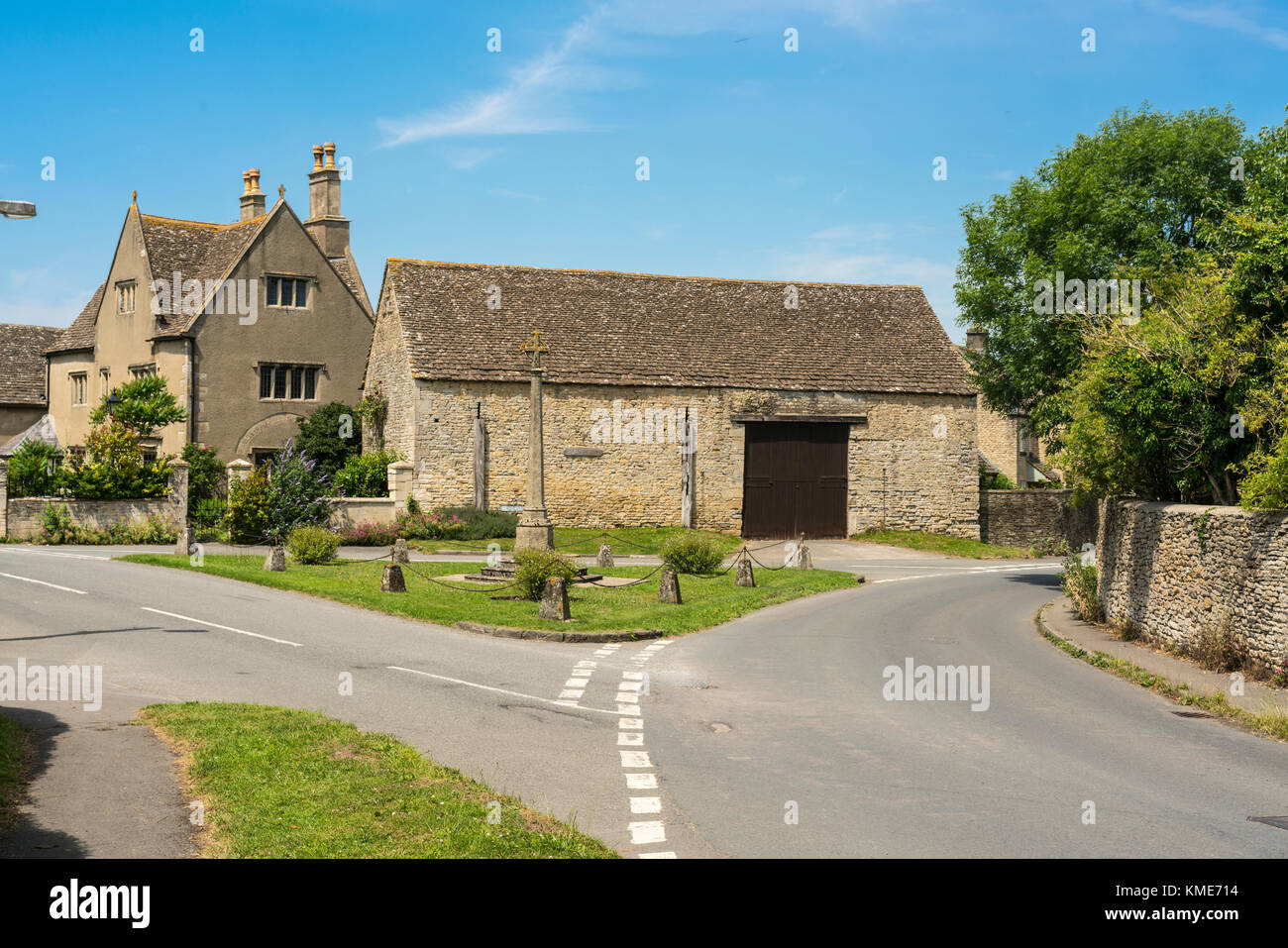 Hillesley, Gloucestershire, uk. Blick auf die Kreuzung und das Kriegerdenkmal. Stockfoto