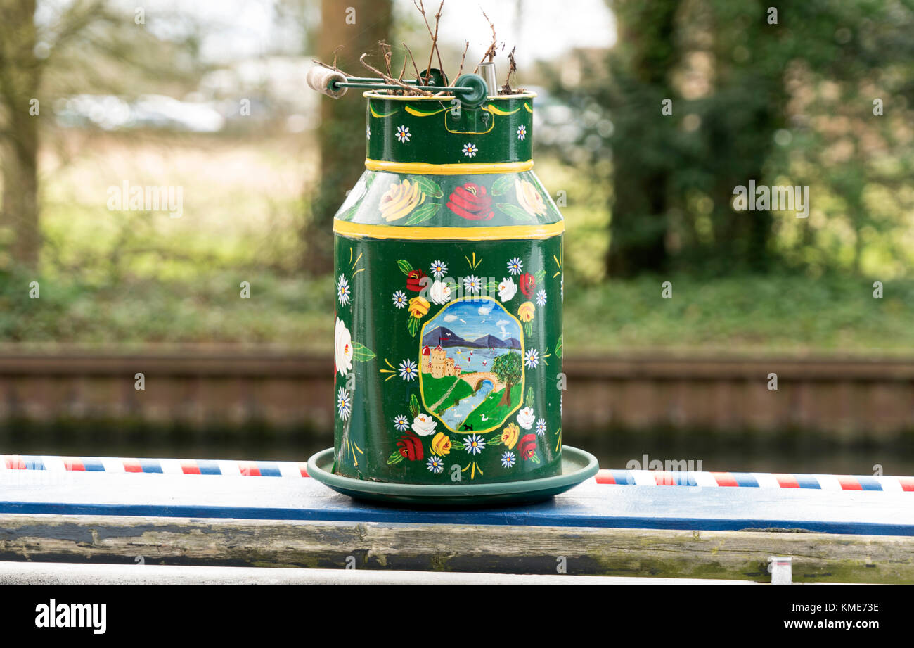 Traditionell eingerichtete Churn auf der Gloucester - Schärfe Canal, Cotswolds, Großbritannien Stockfoto