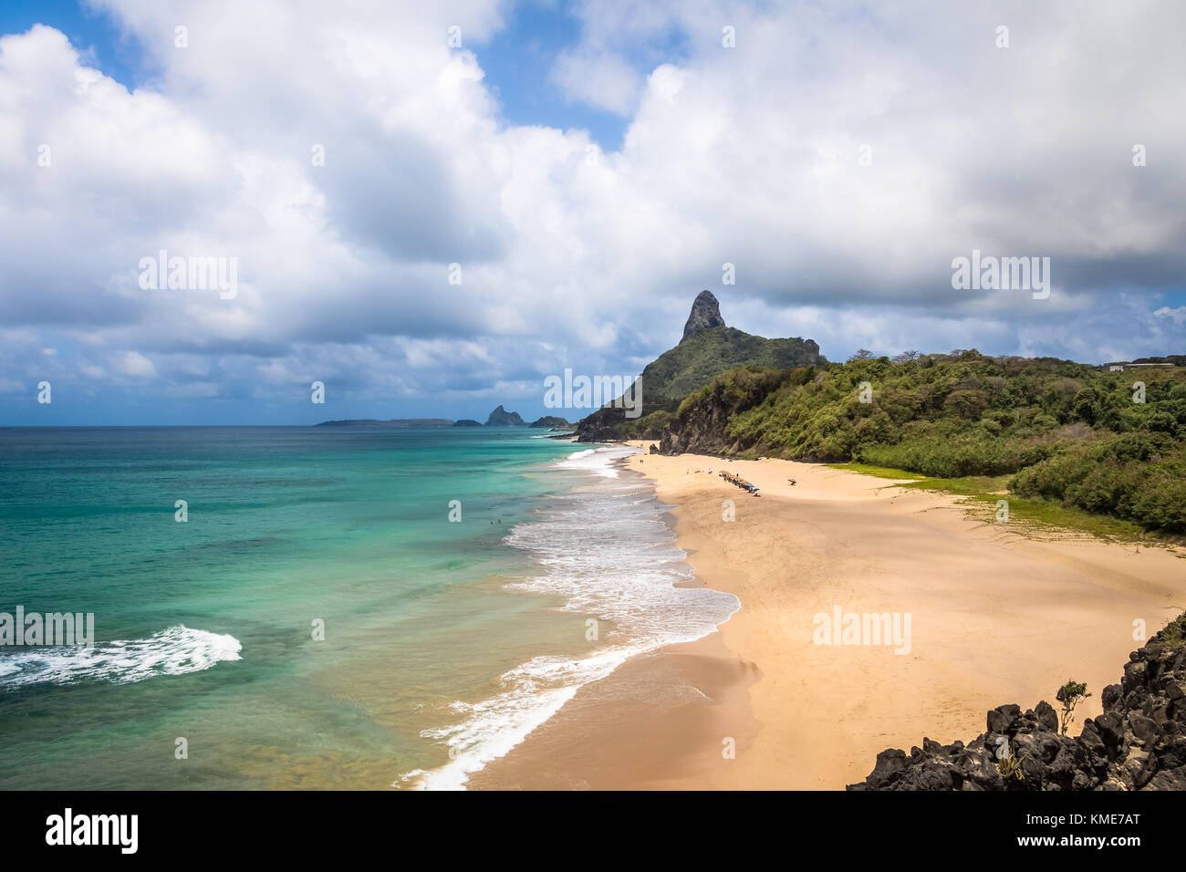Luftbild des inneren Meer (Mar De Dentro) Strände und Morro do Pico - Fernando de Noronha, Pernambuco, Brasilien Stockfoto