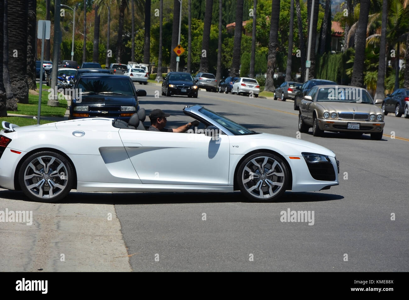 Beverly Hills, Ca - 21. August: Luxus Auto auf der Straße in den Beverly Hills, Ca, auf Aug. 21., 2013. Beverly Hills ist weltweit berühmt für seine luxuriösen Kultur ein Stockfoto