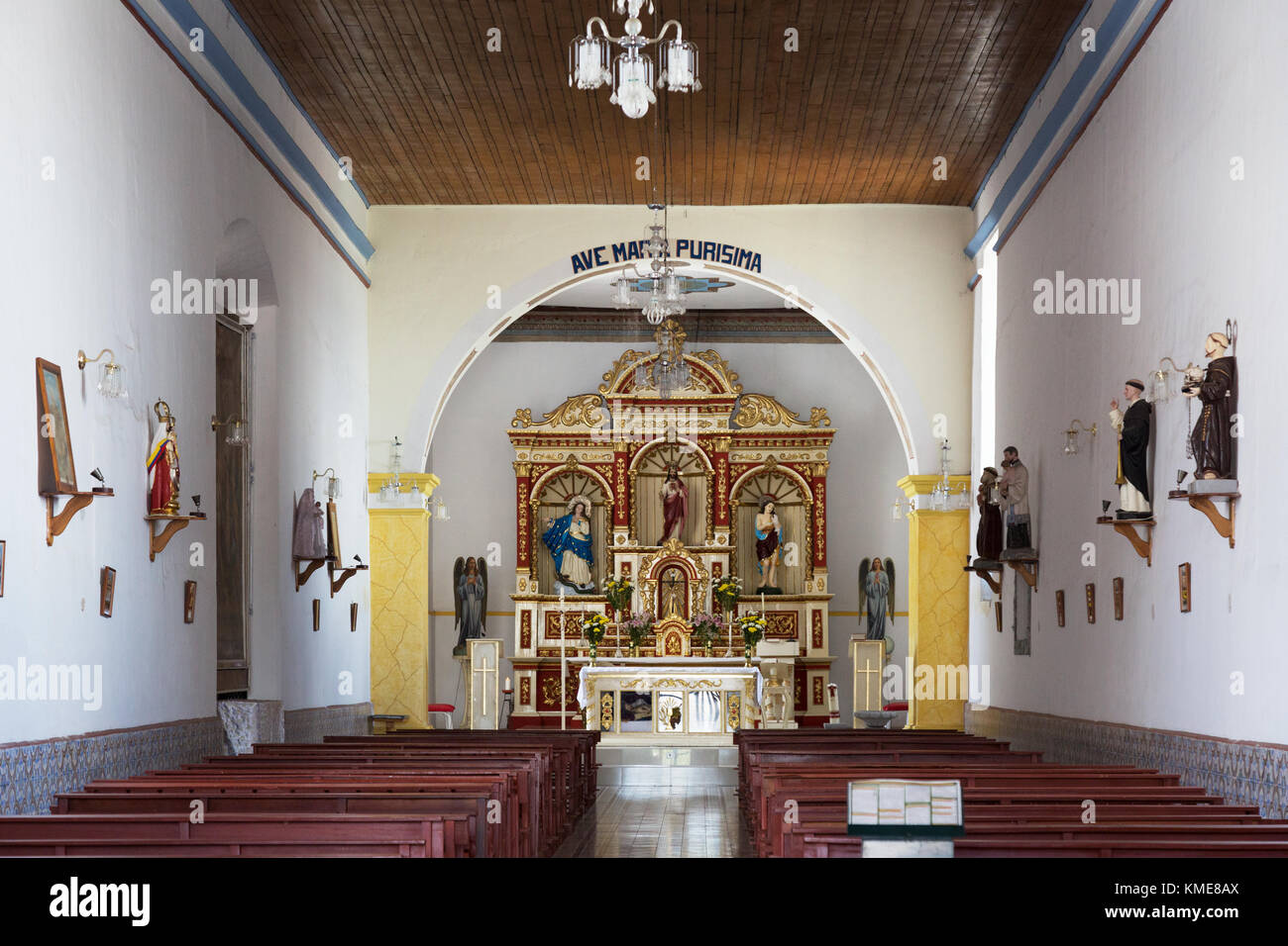 Reich verzierten Altar in der Dorfkirche, Tumbabiro, Nördlichen Ecuador Lateinamerika Stockfoto