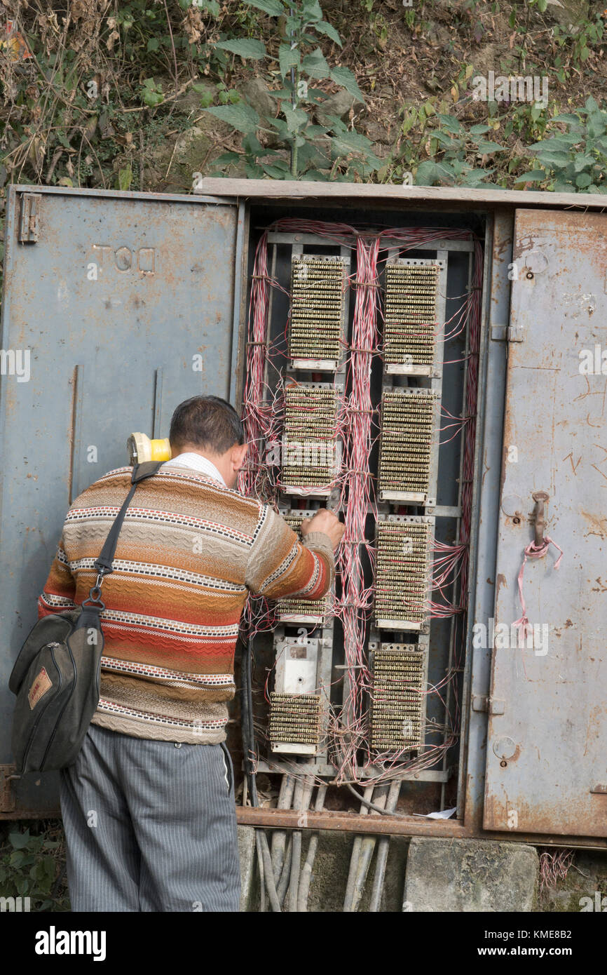 Tk-Techniker arbeitet auf Telefonleitungen in Straße Telefon Verkabelung in Mcleod Ganj Indien Stockfoto