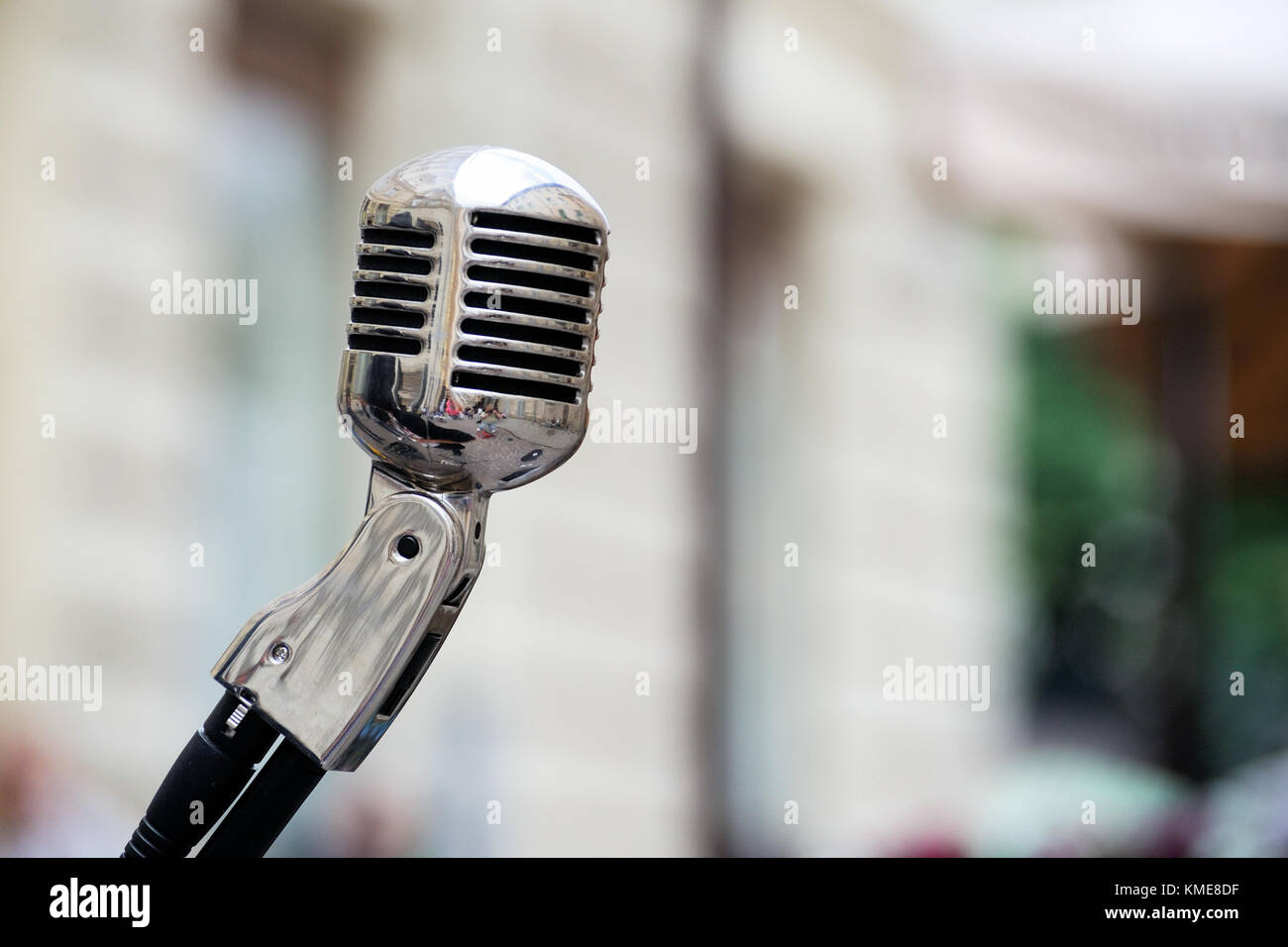 Retro Style Mikrofon auf der Bühne im Rampenlicht Leistung des musikalischen Gruppe. Stockfoto