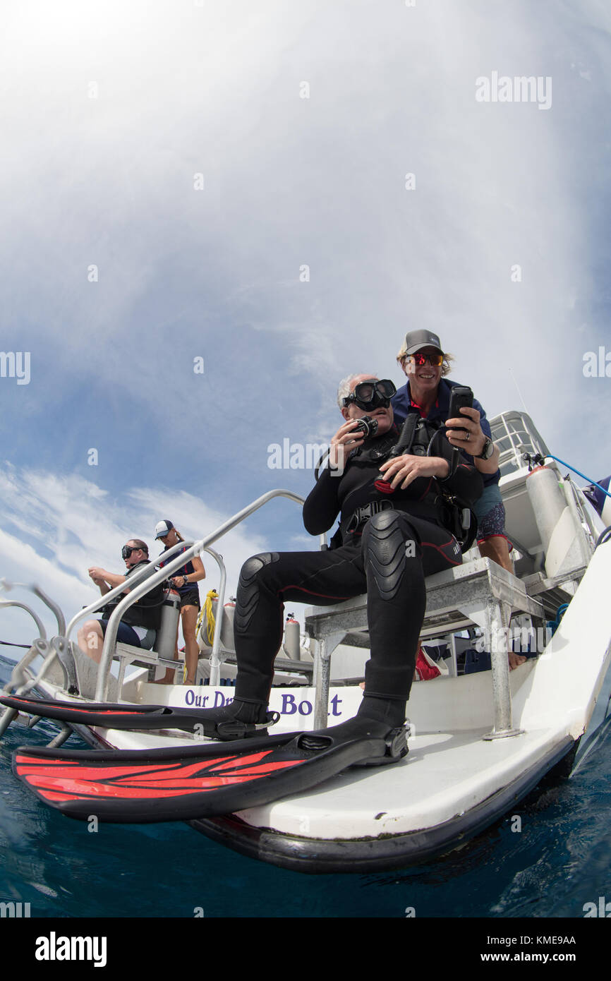 Crew hilft Tauchern mit Sicherheit prüfen Sie vor dem Eindringen von Wasser Stockfoto