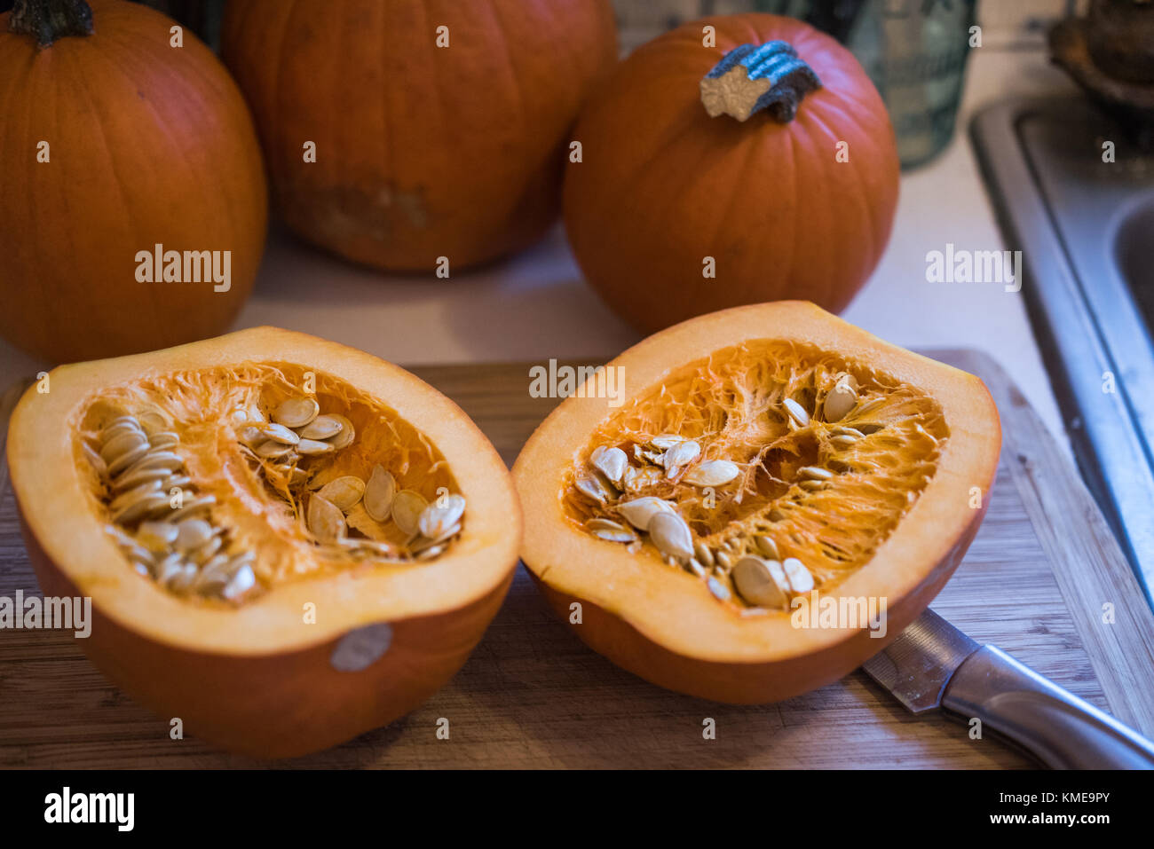 Zucker Kürbis in Scheiben halbieren, Fruchtfleisch und Samen Stockfoto