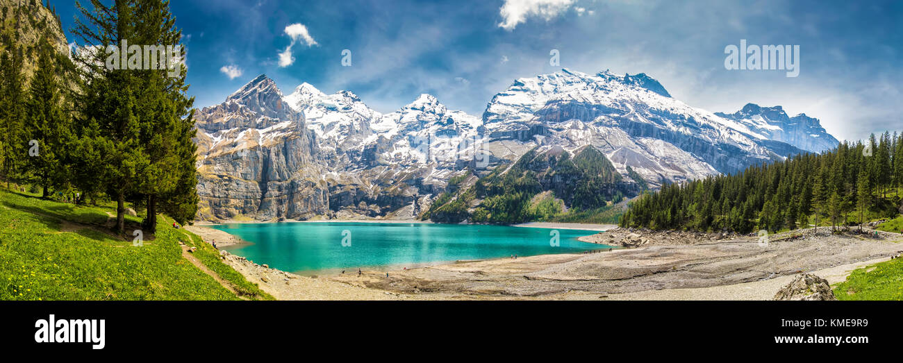 Erstaunlich, Tourquise Oeschinnensee mit Wasserfällen, Holzhaus und Schweizer Alpen, Berner Oberland, Schweiz. Stockfoto