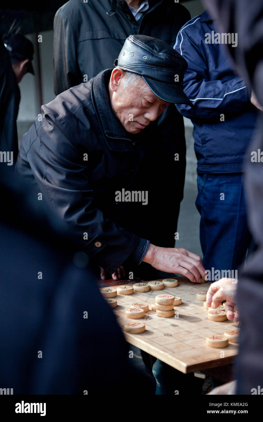 Mann spielt Schach (Xiangqi), Tempel des Himmels, Peking, China Stockfoto