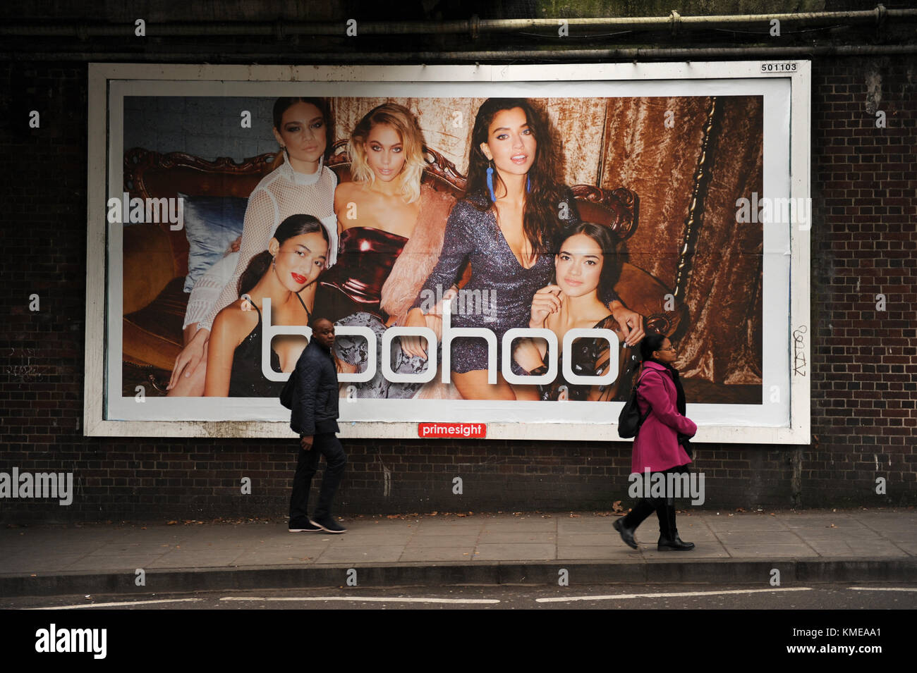 Ein Werbeplakat für boohoo der Online Shop im East Finchley, London Stockfoto