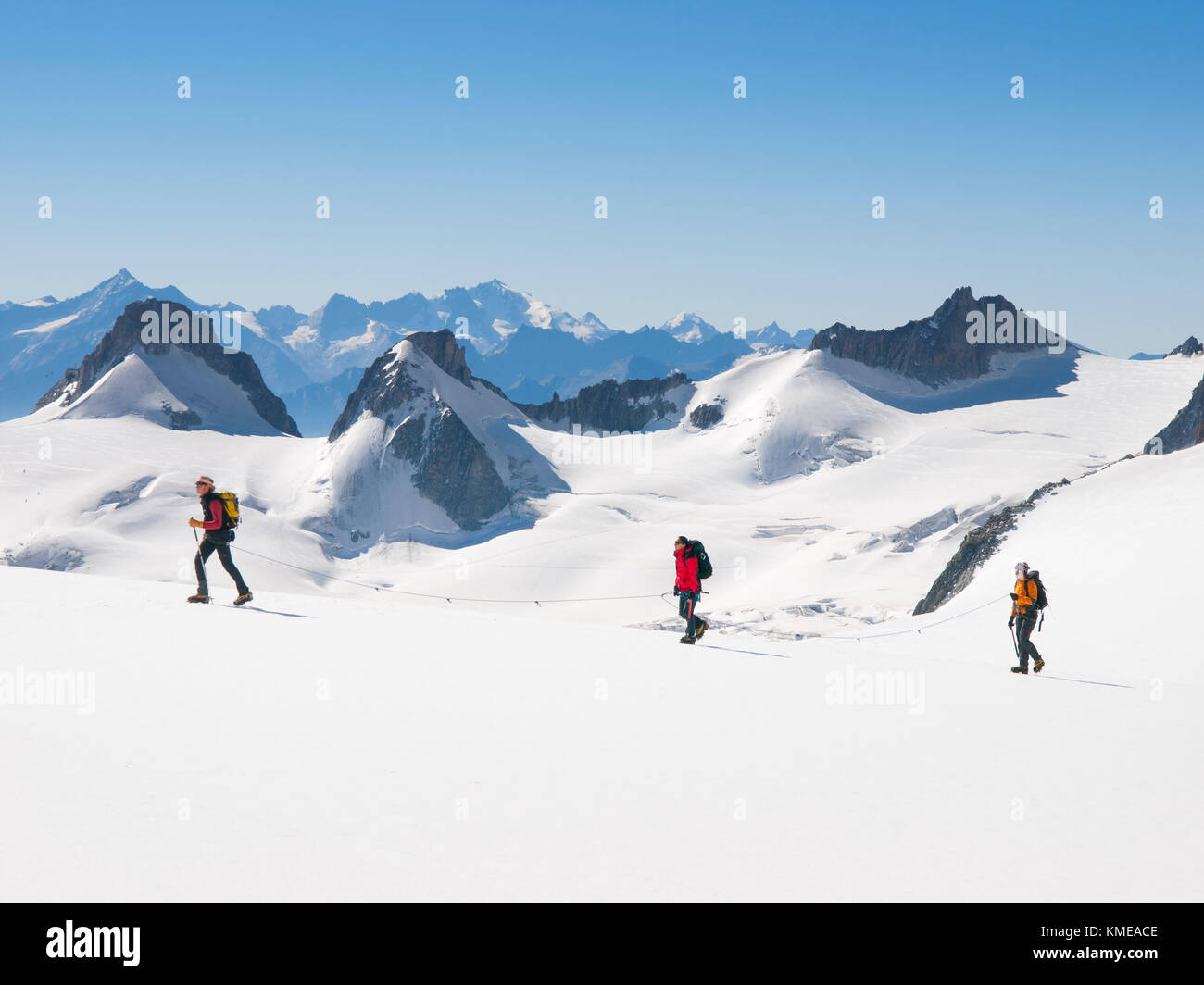 Drei Bergsteiger sind zu Fuß auf Vallee Blanche, riesige Gletscher im Mont Blanc an der Grenze von Frankreich und Italien, Chamonix, Haute-Savoie, Frankreich Stockfoto