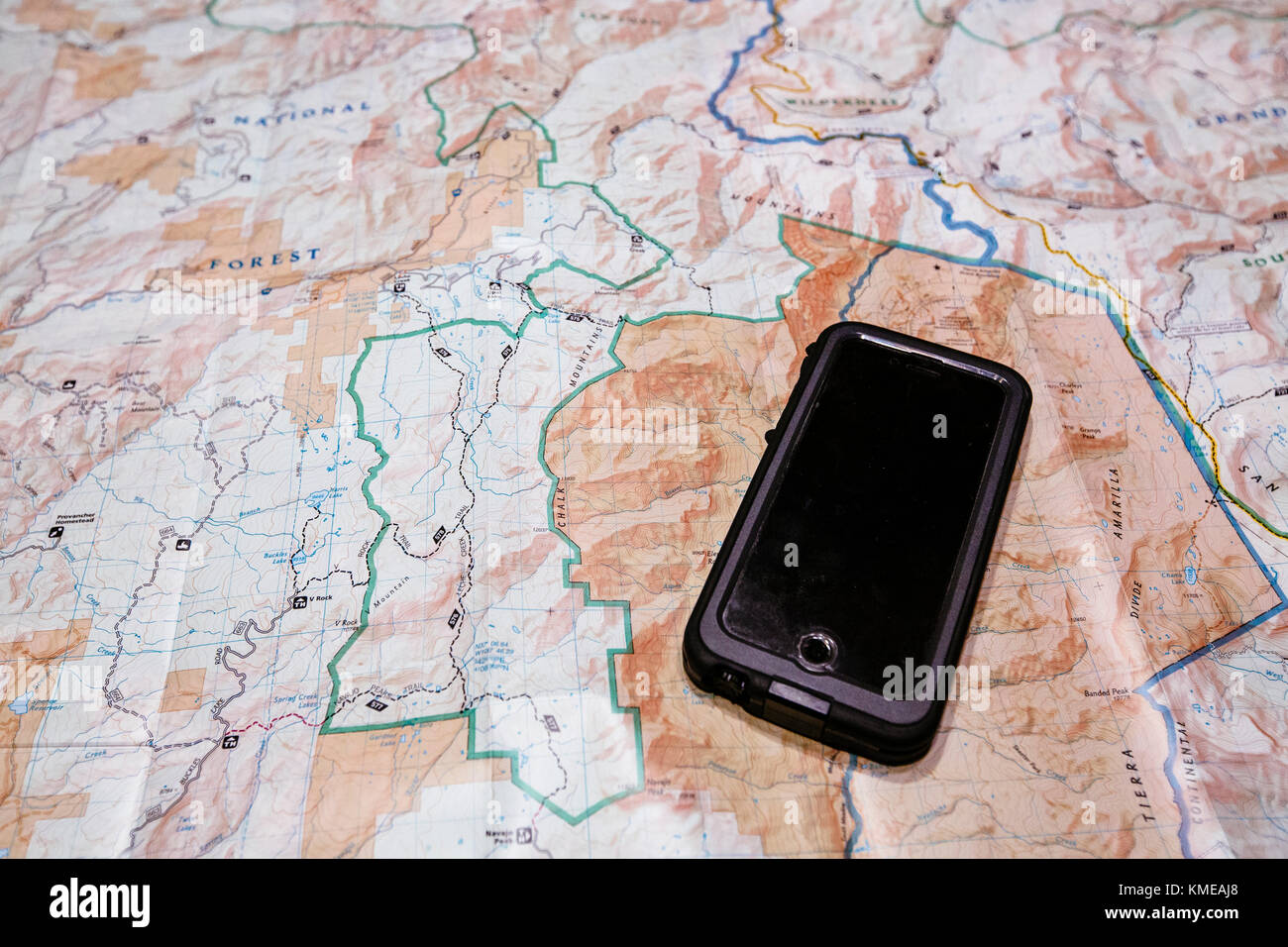 Ansicht von oben des Smartphones auf der Karte von San Juan Mountains, Pagosa Springs, Colorado, USA Stockfoto