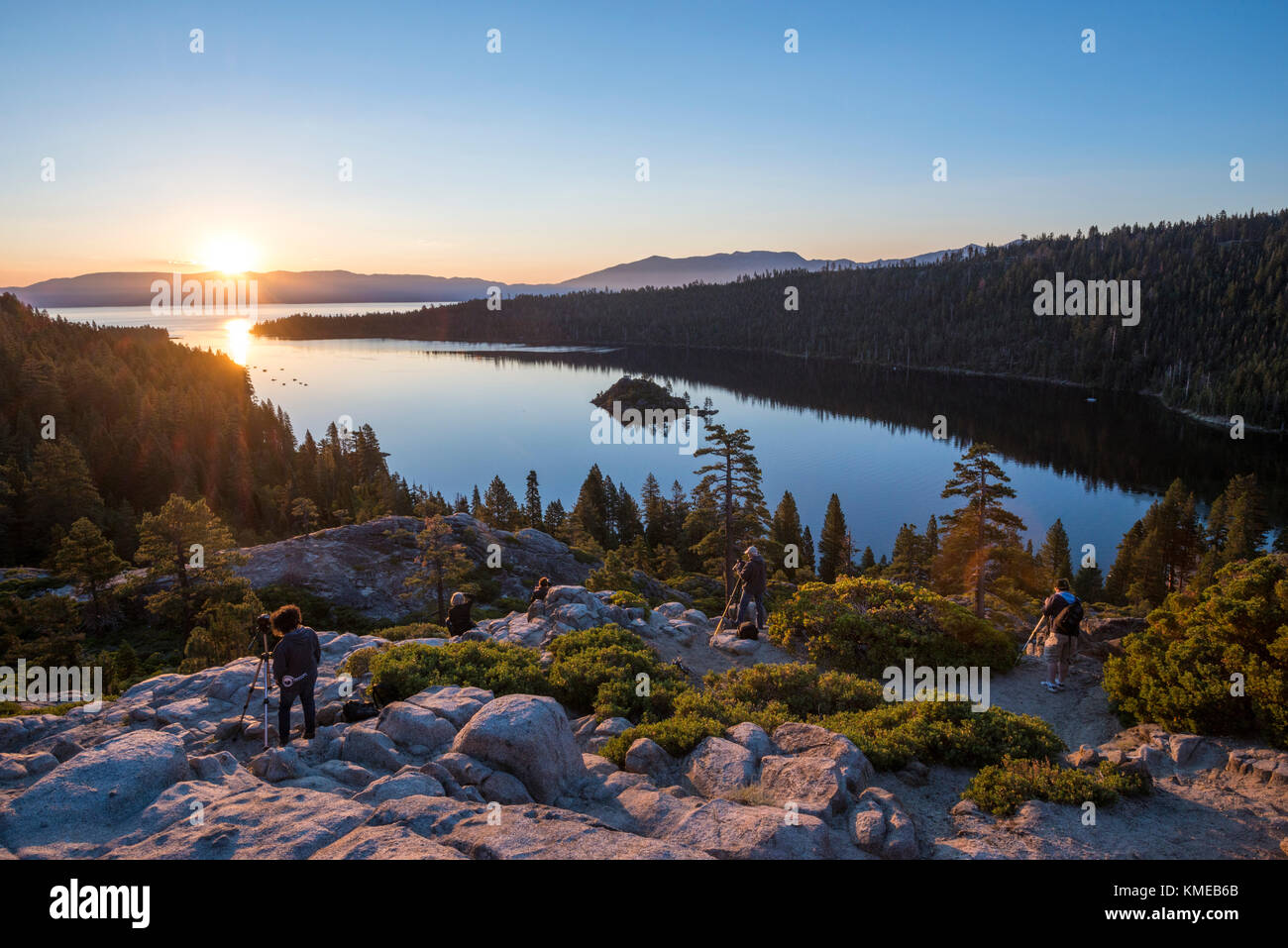 Gruppe von Fotografen, die Fotos von Sonnenaufgang in der Emerald Bay machen In Lake Tahoe, Kalifornien, USA Stockfoto