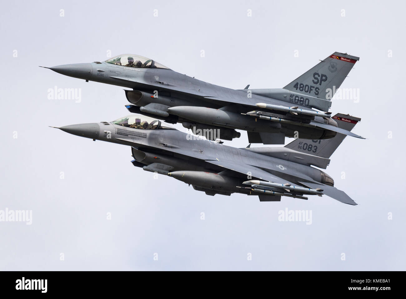 Zwei F-16-Kampfjets der USAF auf der Spangdahlem Air Base in Deutschland. Stockfoto