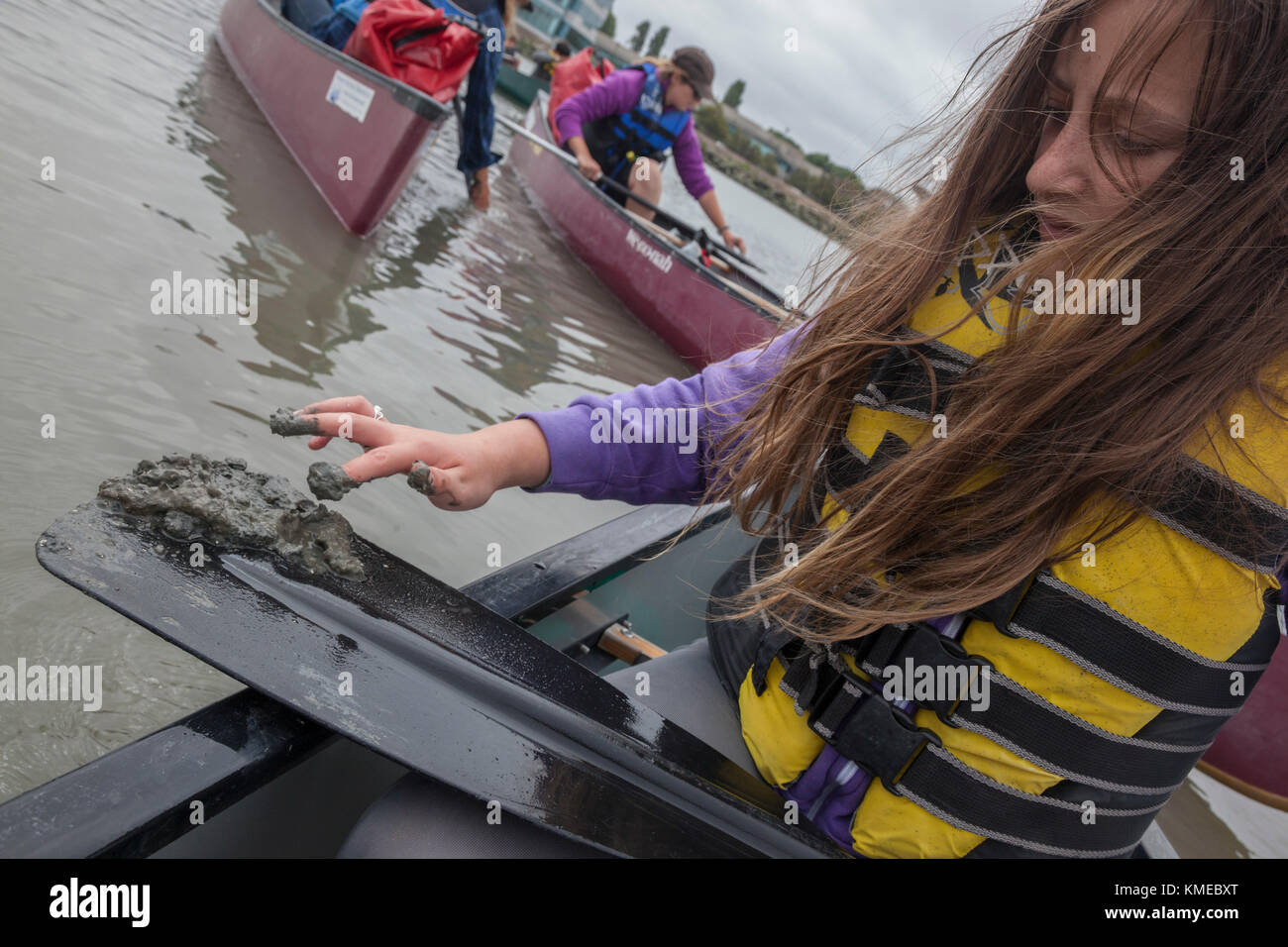 Canoes in Sloughs Umweltpädagogik durch das Marine Science Institute, Redwood City, CA. Die sechste Klasse war von der JLS Middle School in Palo Alto. Stockfoto