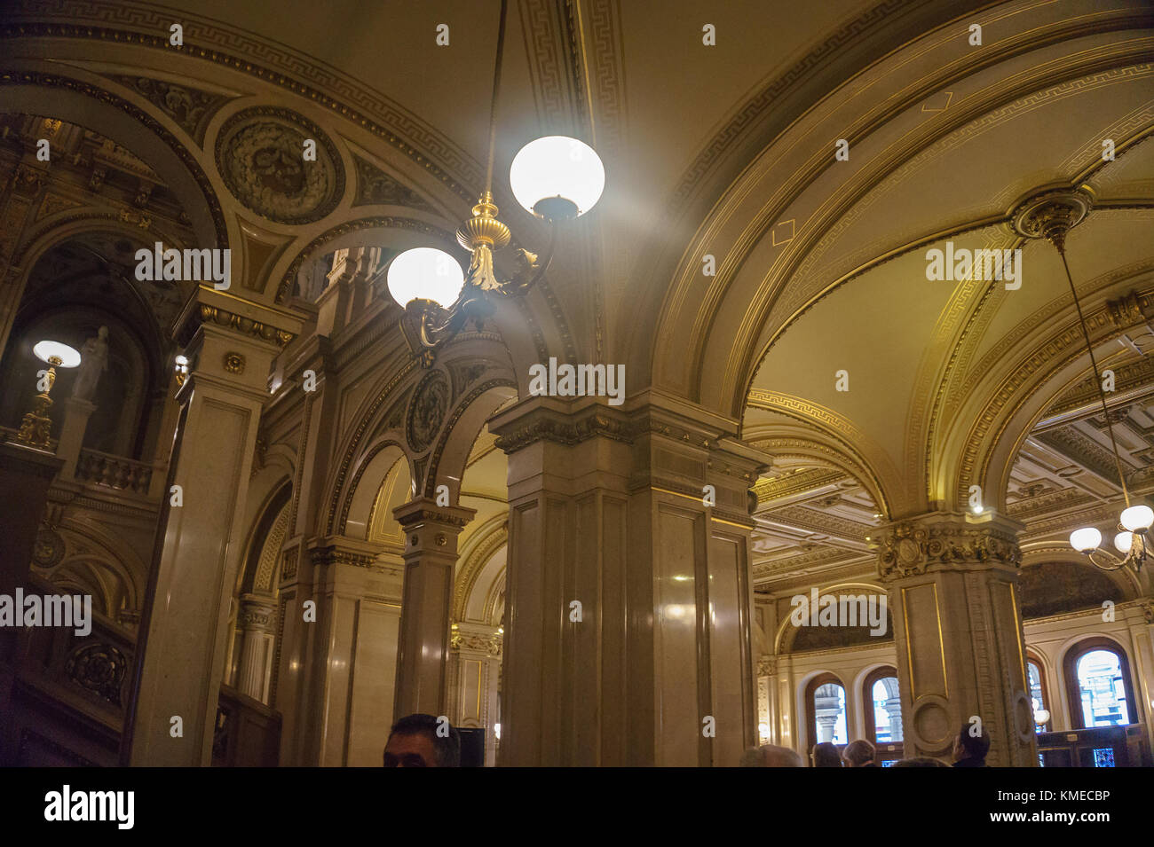 Interieur der Wiener Staatsoper. Architektonisches Design und Inneneinrichtung der berühmten Wiener Staatsoper in Wien, Österreich, Europa Stockfoto