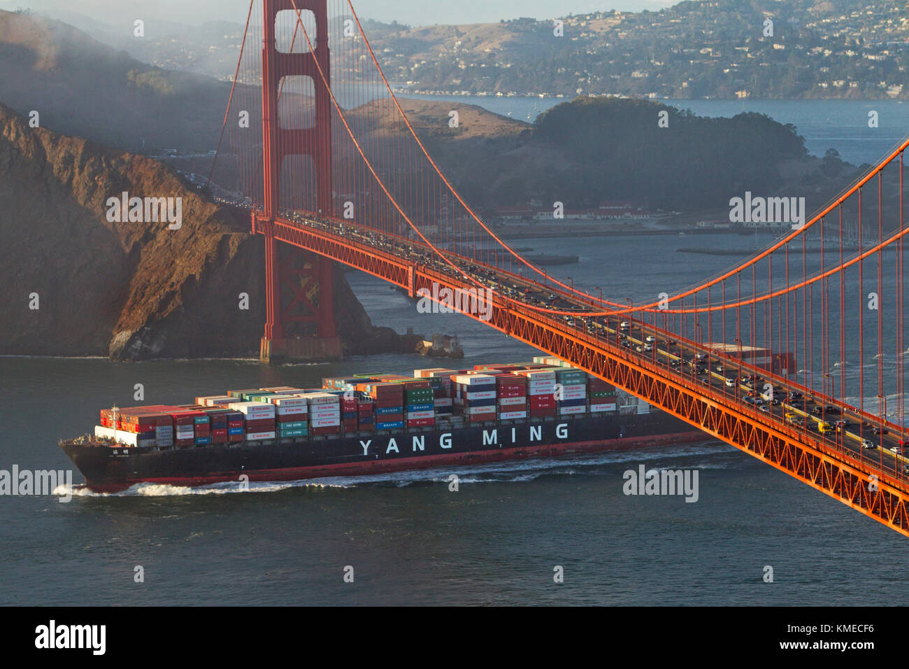 Frachter segelt unter der Golden Gate Bridge in San Francisco Bay, San Francisco, Kalifornien, USA Stockfoto
