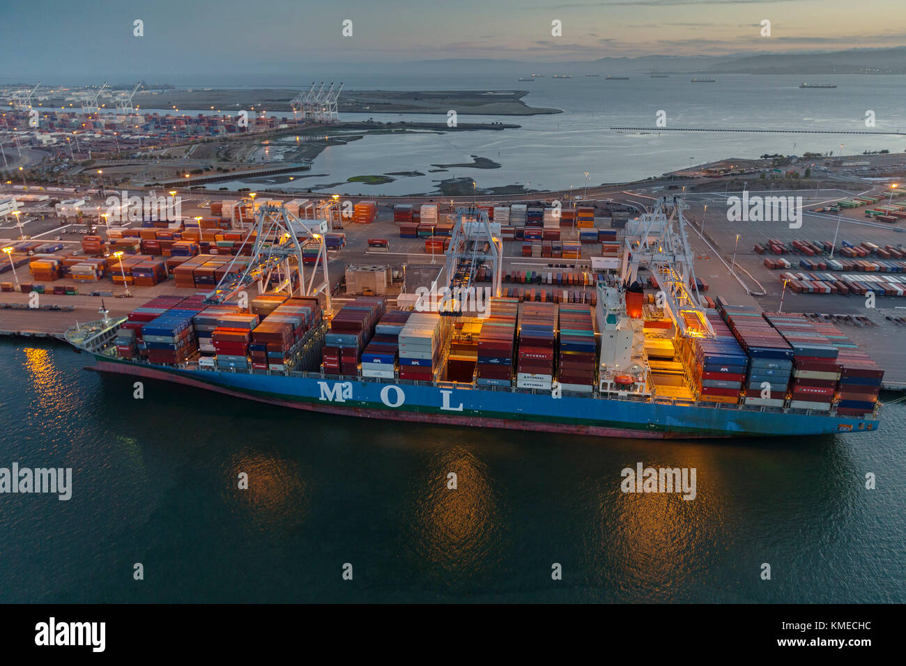 Commercial Dock mit Container schiff bei Sonnenuntergang, Oakland, Kalifornien, USA Stockfoto