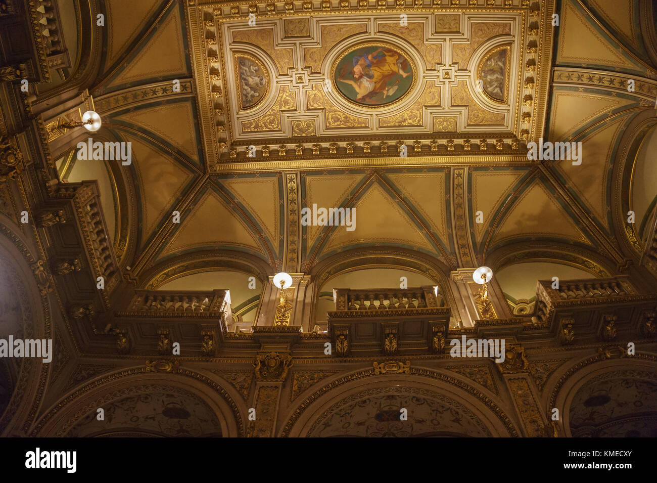 Interieur der Wiener Staatsoper. Architektonisches Design und Inneneinrichtung der berühmten Wiener Staatsoper in Wien, Österreich, Europa Stockfoto