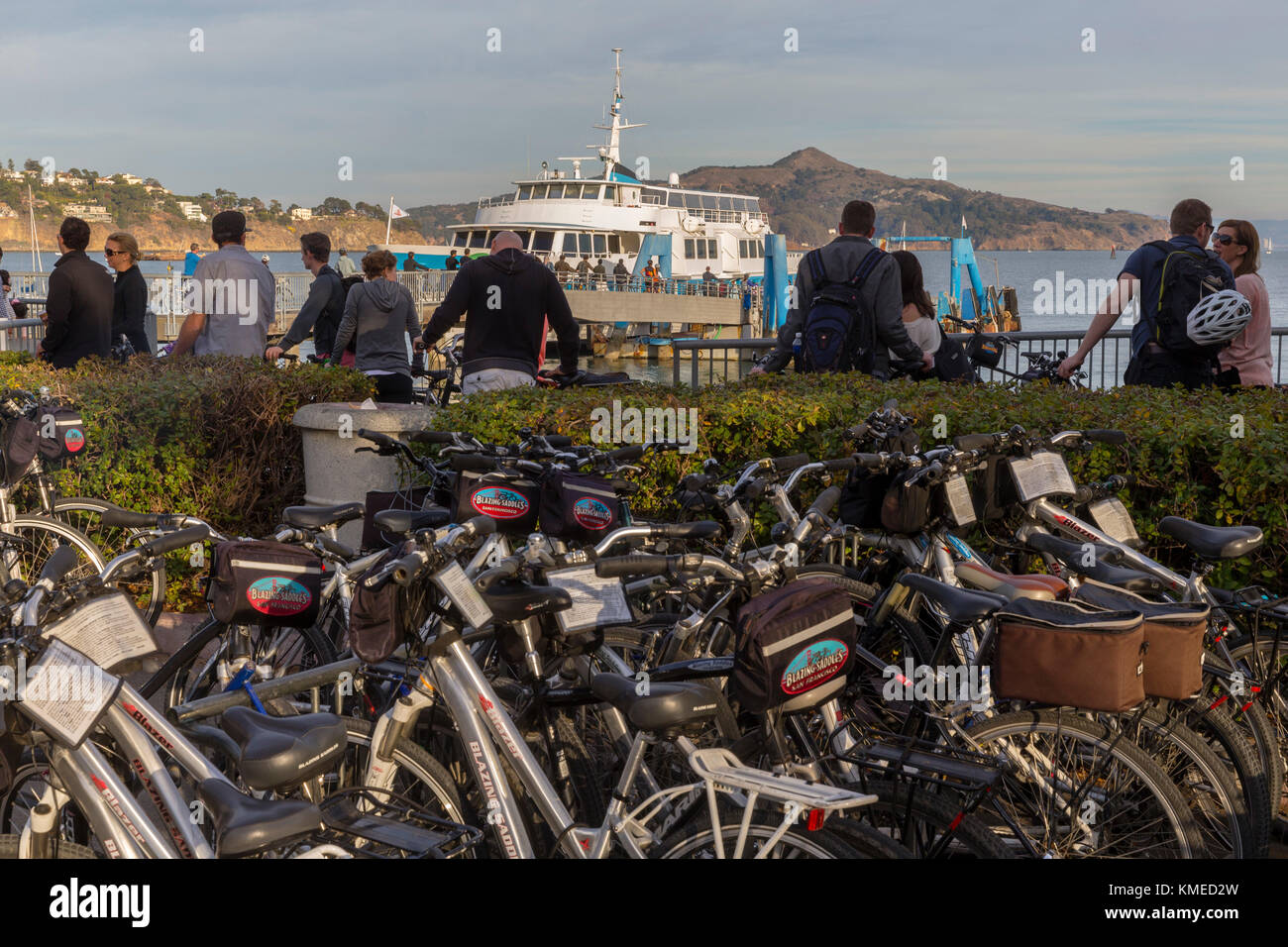 Fahrräder, Personen und Fähre im Hintergrund, Sausalito, Kalifornien, USA Stockfoto