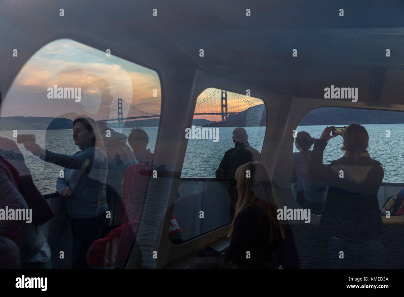 Passagiere mit der Fähre von Sausalito nach San Francisco und Golden Gate Bridge im Hintergrund, Kalifornien, USA Stockfoto