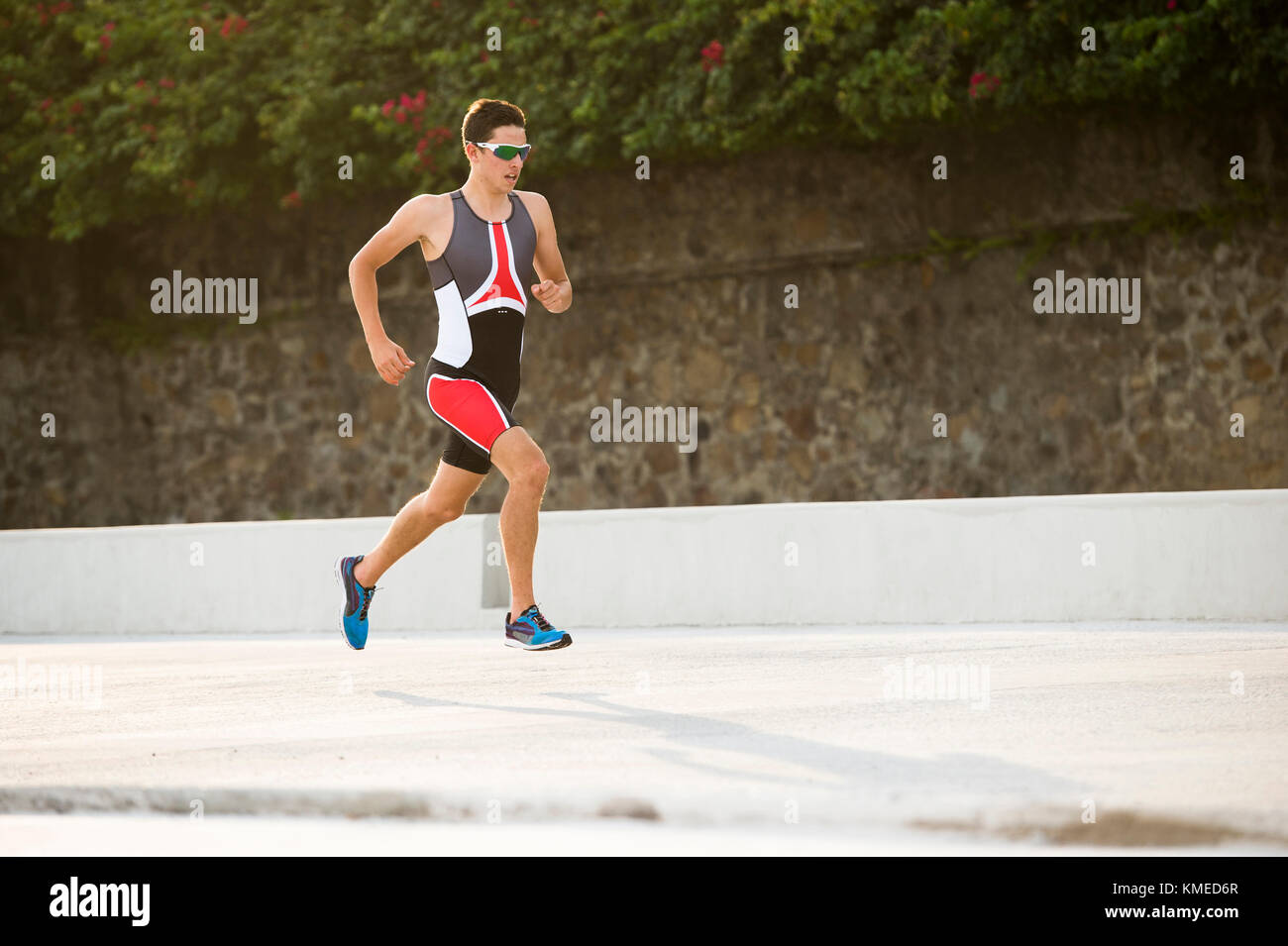 Männlicher Athlet, der während des Triathlonwettbewerbs läuft, Veracruz, Mexiko Stockfoto