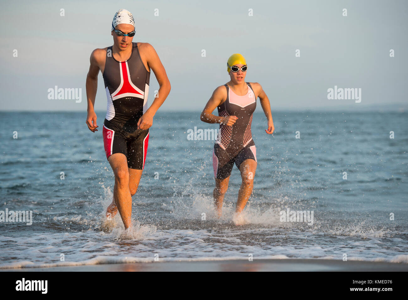 Zwei Athleten laufen aus Wasser beim Triathlon Rennen, Veracruz, Mexiko Stockfoto
