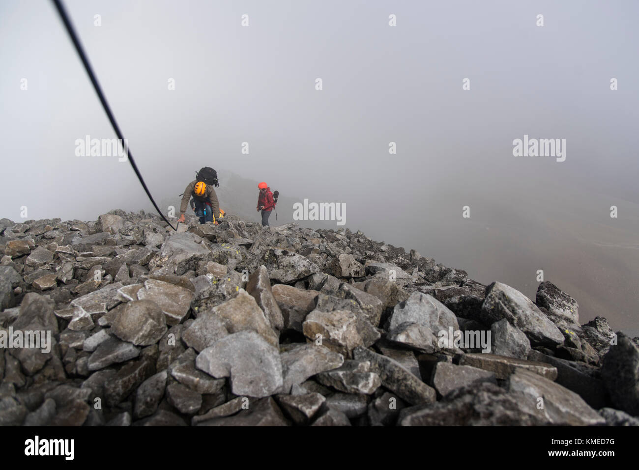 Eine Gruppe von bergsteigern Holding ein Seil auf einer felsigen Abschnitt, während auf den Nevado de Toluca Vulkan in Estado de Mexico, Mexiko hikking. Stockfoto
