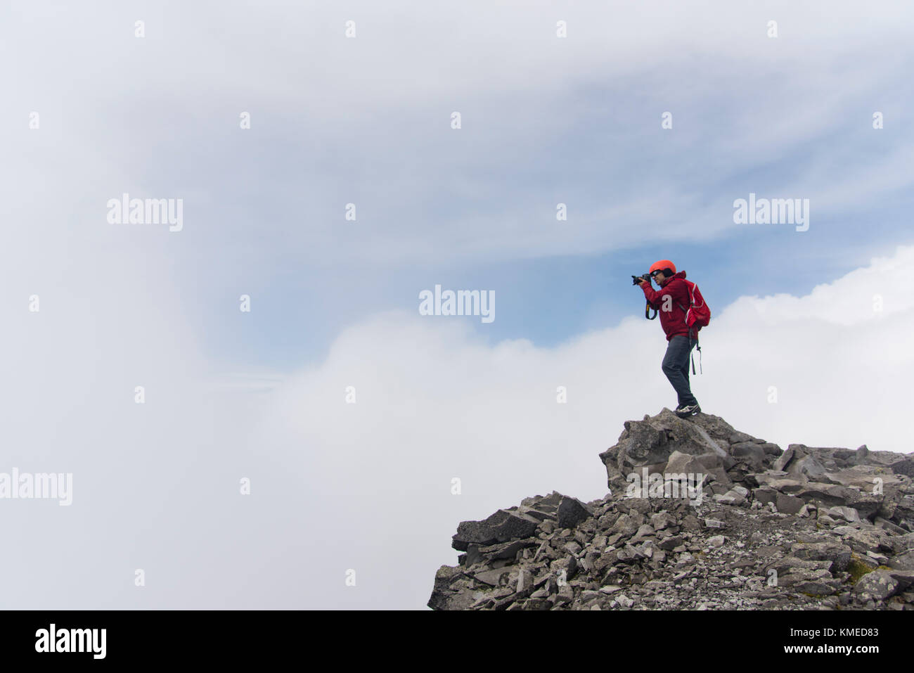 Ein Mann schießen einem fotografischen Kamera auf den Nevado de Toluca Vulkan während einer nebligen Tag in Estado de Mexico, Mexiko. Stockfoto