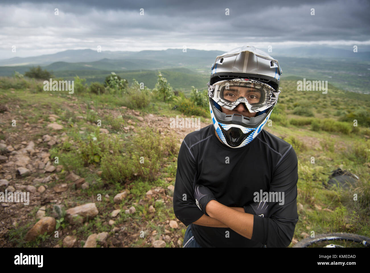 Ein Mountainbiker stellt für ein Porträt mit seinem Helm an Joya La Barreta Bereich in Queretaro, Mexiko. Stockfoto