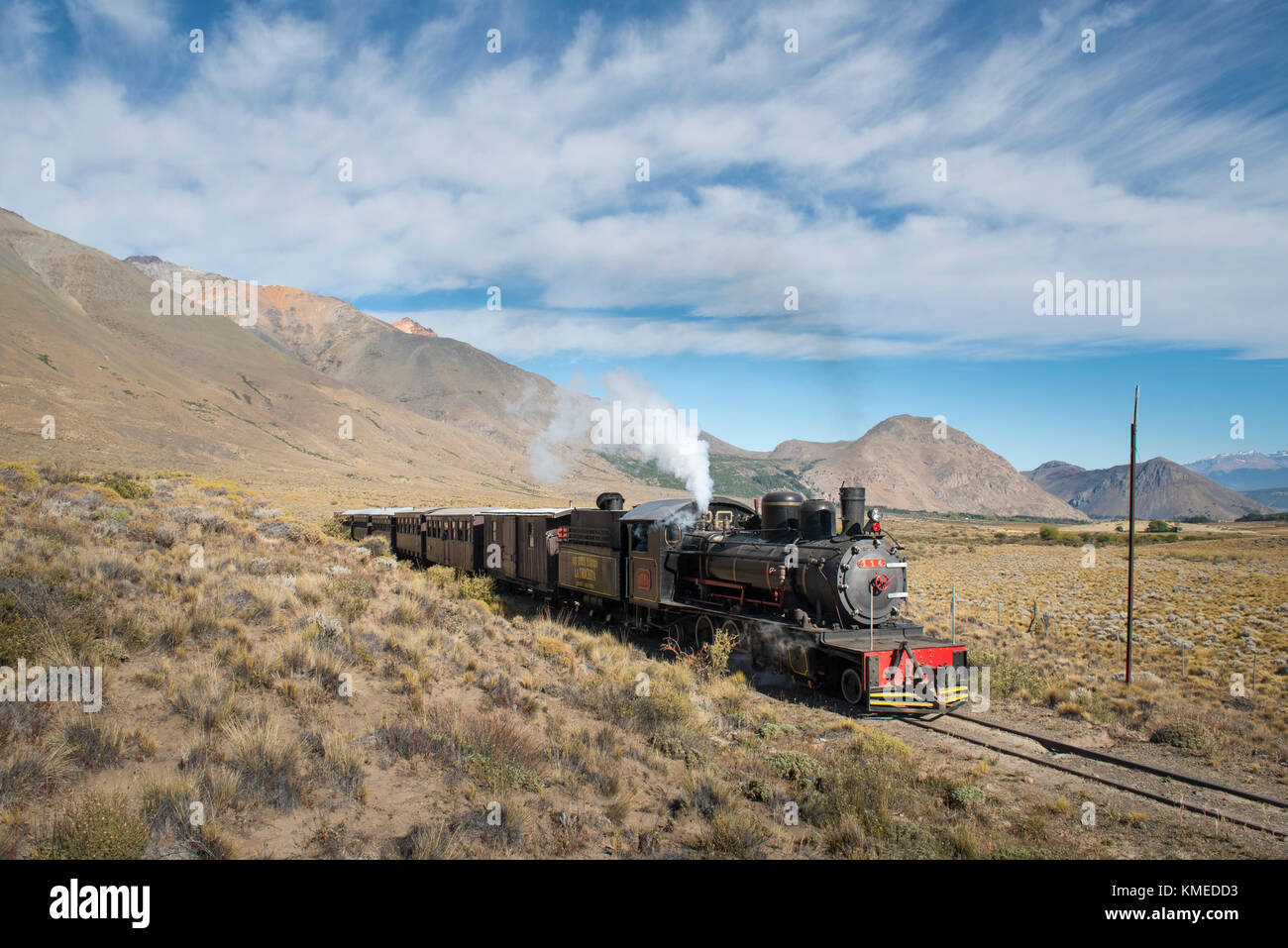 Wolken über dem Zug, der die Old Patagonian Express Bahn, Esquel, Chubut, Argentinien überquert Stockfoto