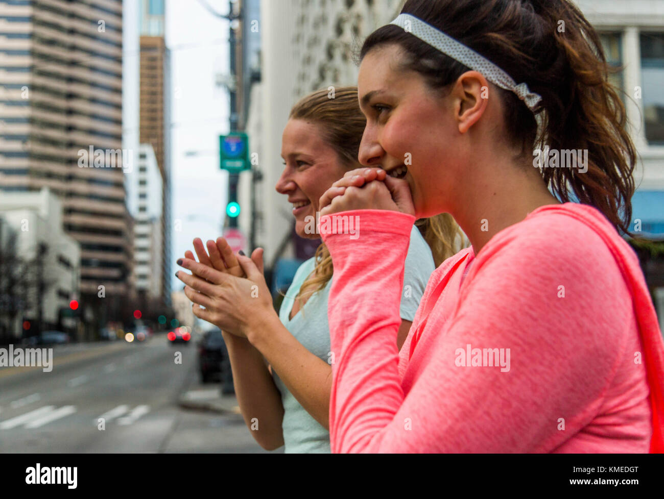 Zwei Läufer warm ihre Hände in der Innenstadt von Seattle während ein Abend laufen. Stockfoto