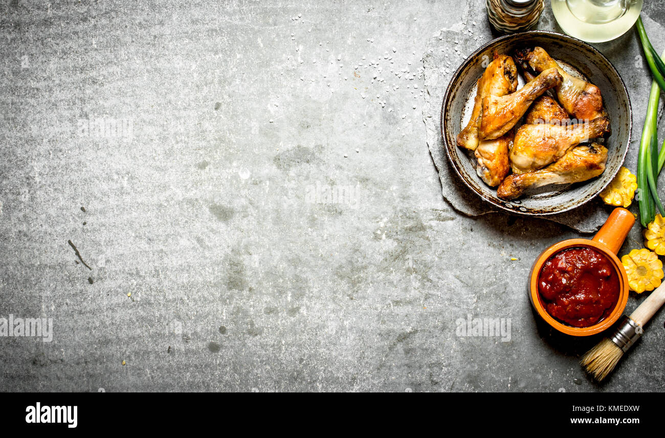 Gebratenes Huhn mit Gemüse und Tomatensauce. Auf einem Stein. Stockfoto