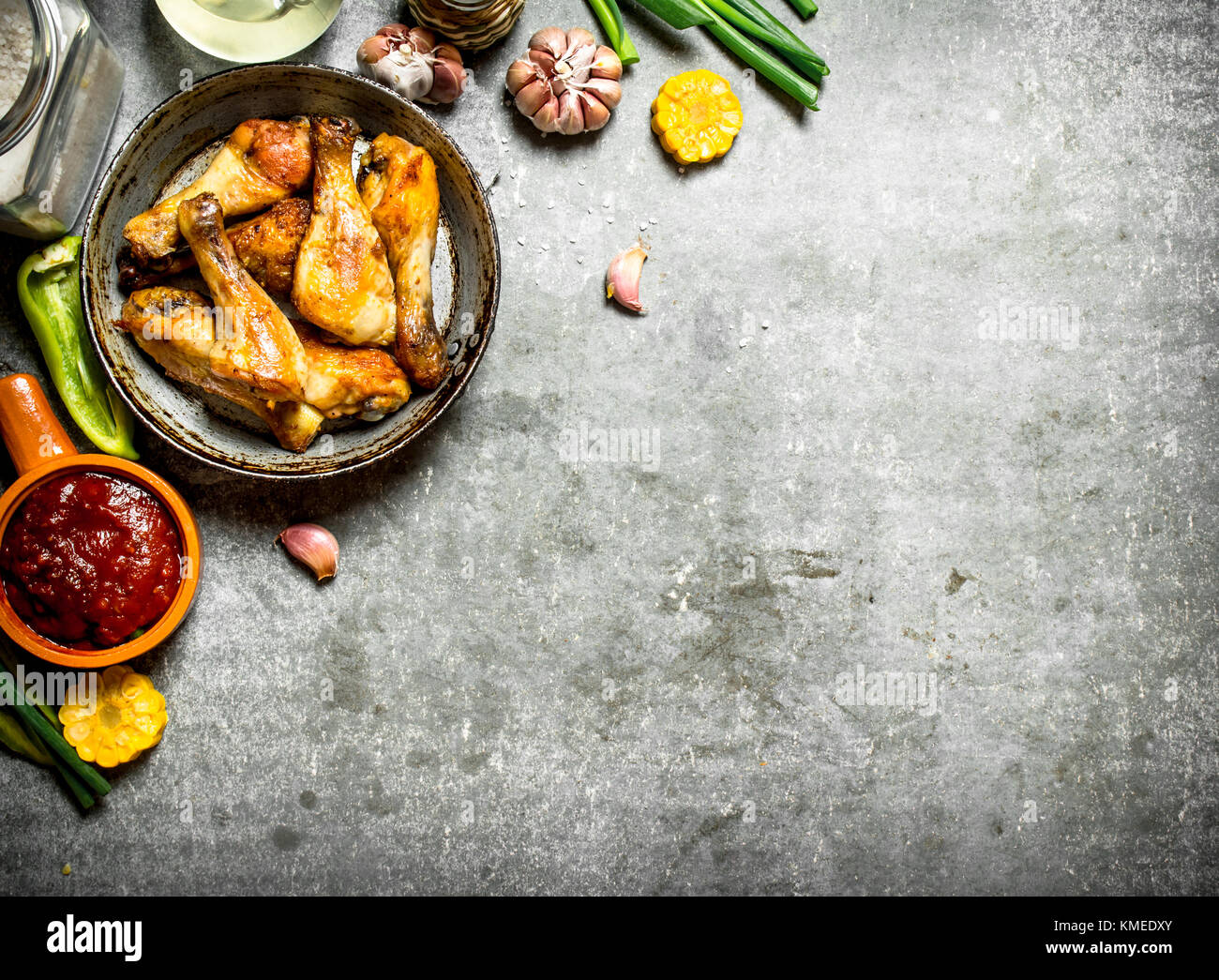 Gebratenes Huhn mit Gemüse und Tomatensauce. Auf einem Stein. Stockfoto