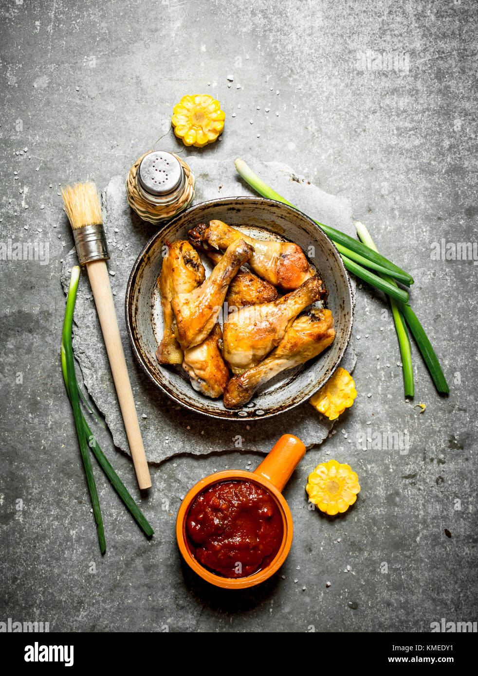 Gebratenes Huhn mit Gemüse und Tomatensauce. Auf einem Stein. Stockfoto