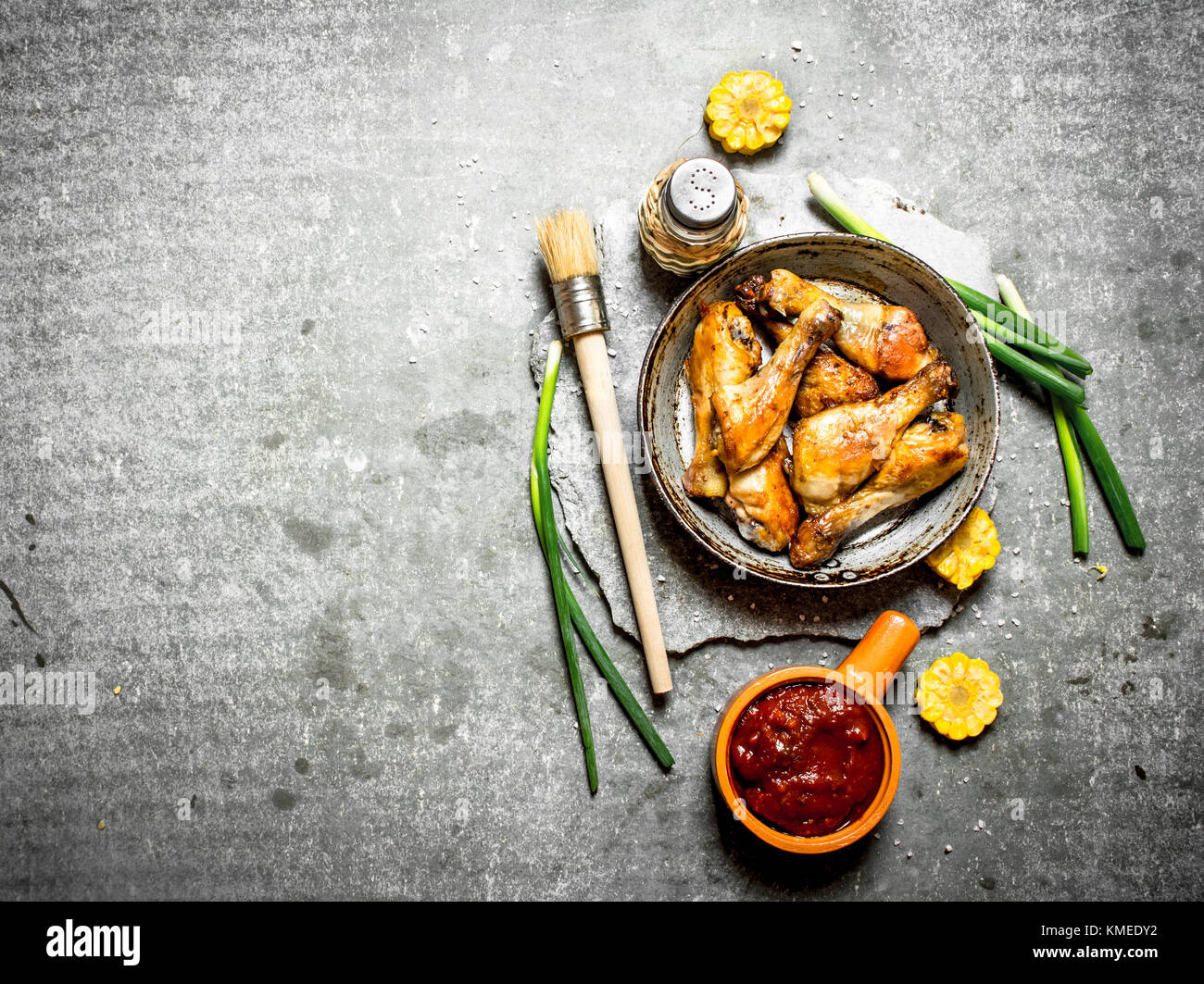 Gebratenes Huhn mit Gemüse und Tomatensauce. Auf einem Stein. Stockfoto