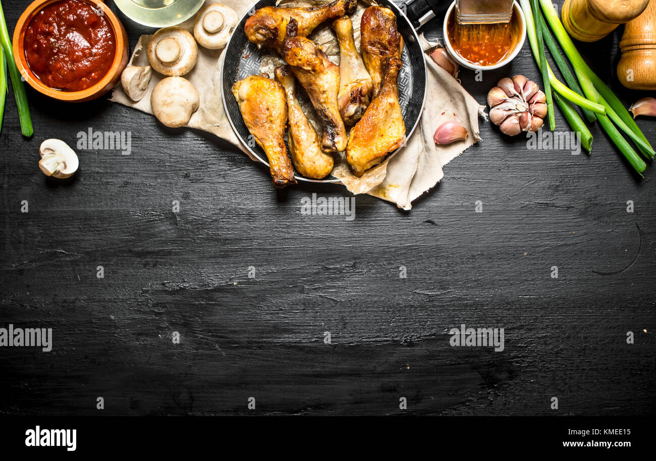 Gebratenes Huhn mit Pilzen, Knoblauch, Zwiebeln und heiße Soße. Stockfoto