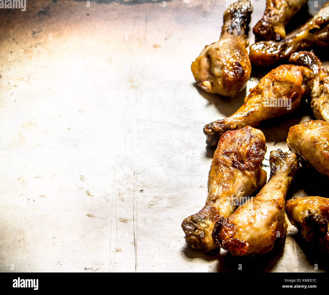 Fried Chicken Beine. Auf einem alten rustikalen Hintergrund. Stockfoto