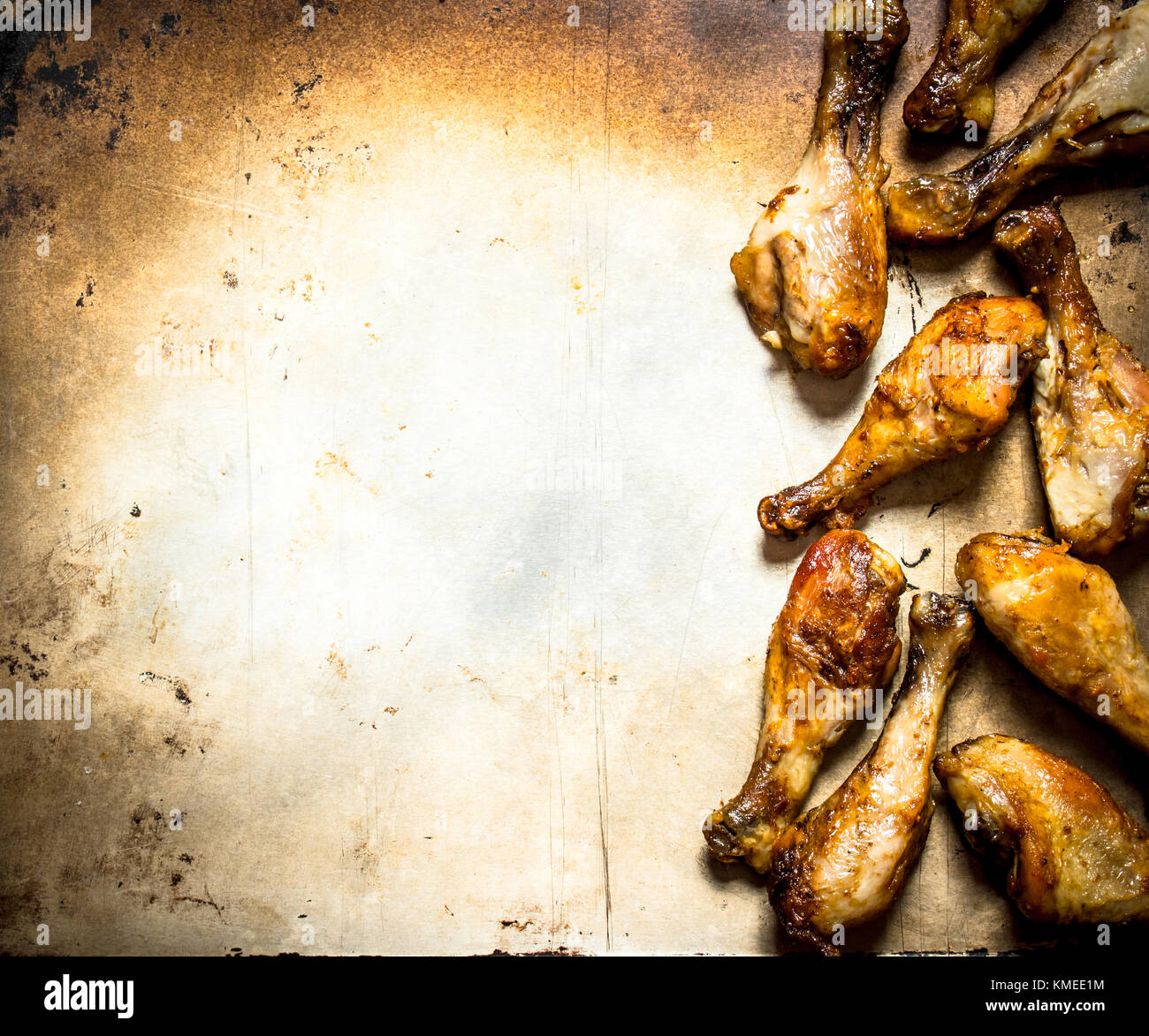 Fried Chicken Beine. Auf einem alten rustikalen Hintergrund. Stockfoto