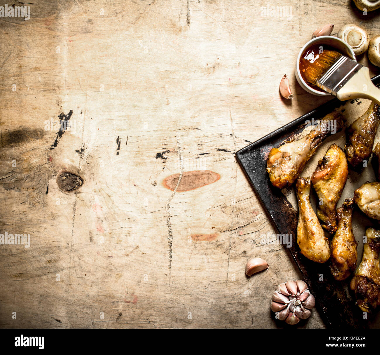 Fried Chicken Beine in einer Pfanne mit Pilzen, Knoblauch, und heiße Soße. Stockfoto